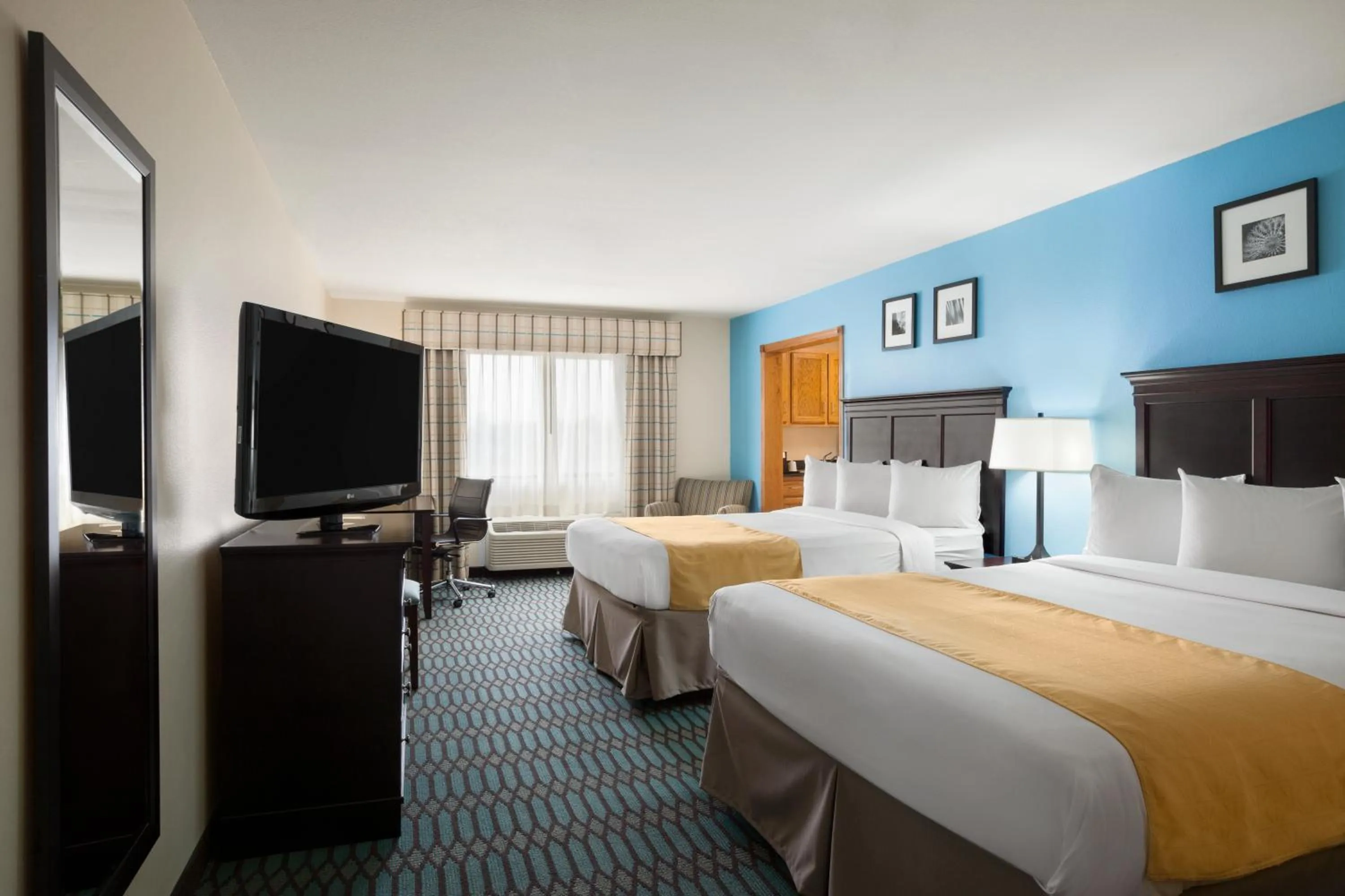 Day, Bed in Country Inn & Suites by Radisson, Lubbock, TX