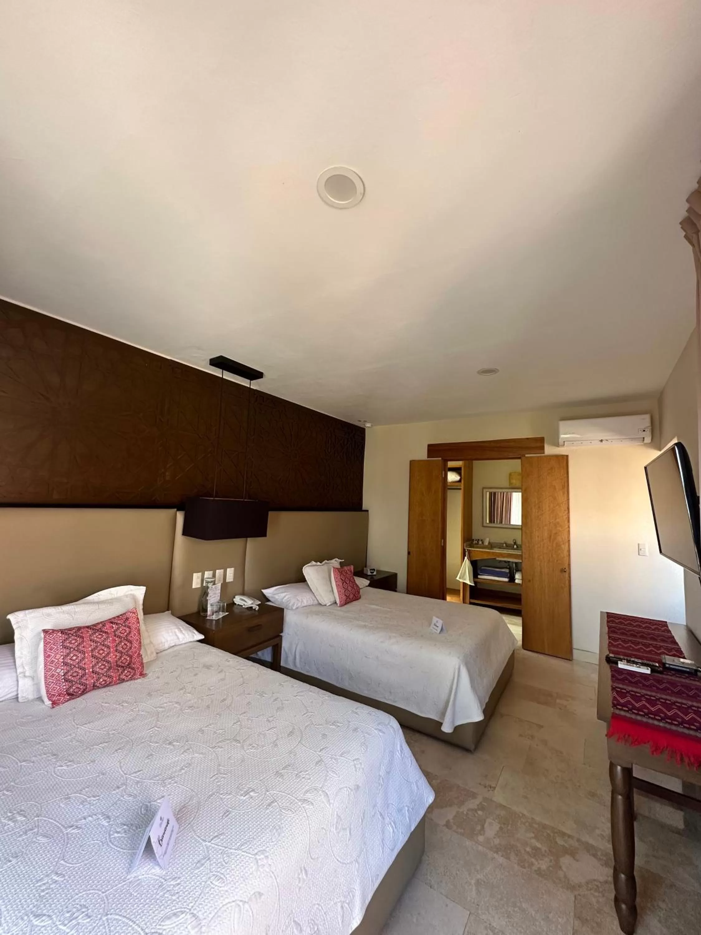 Bed in Hotel Lindo Ajijic Bed & Breakfast