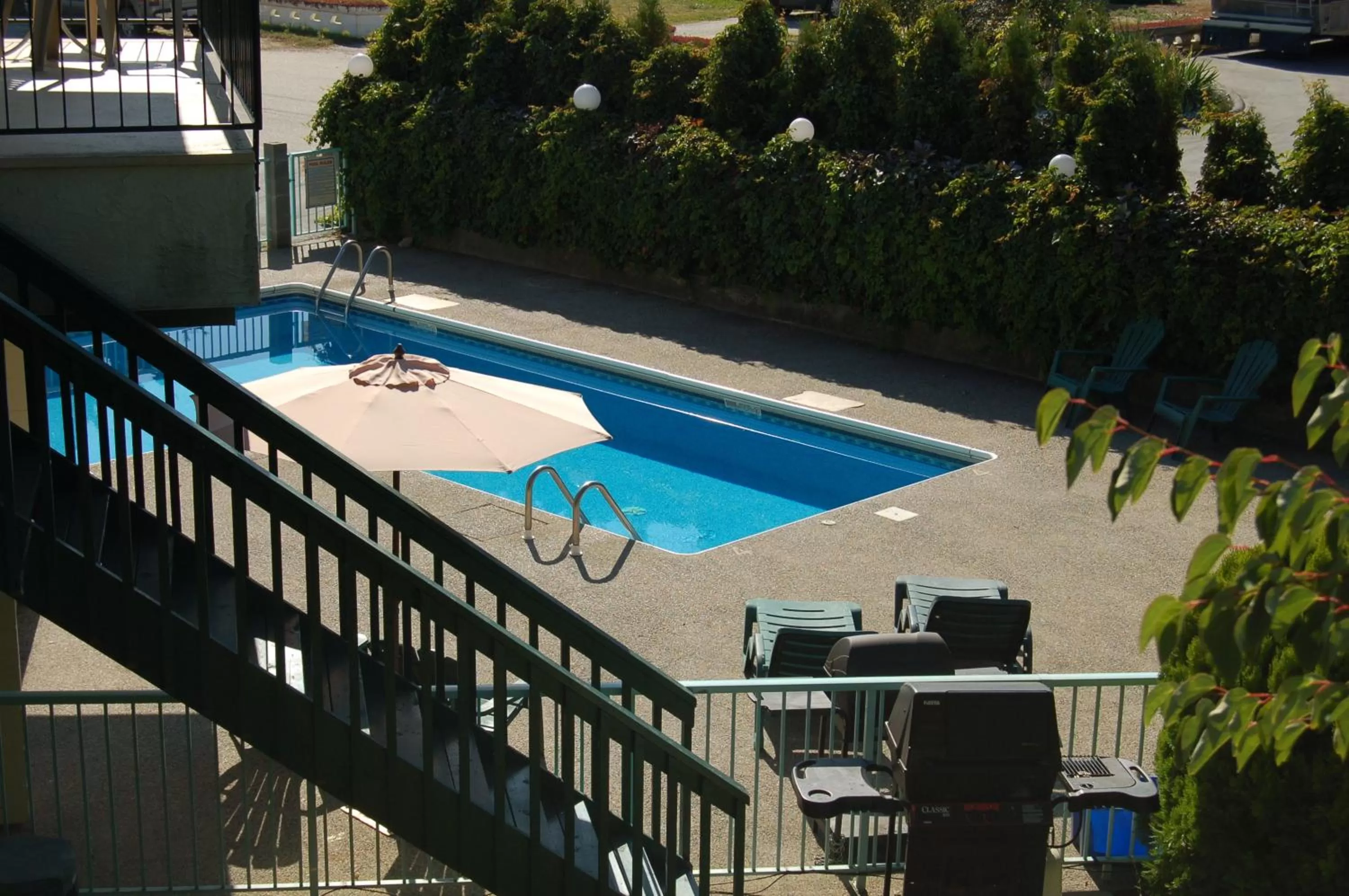 Swimming pool in Summerland Motel