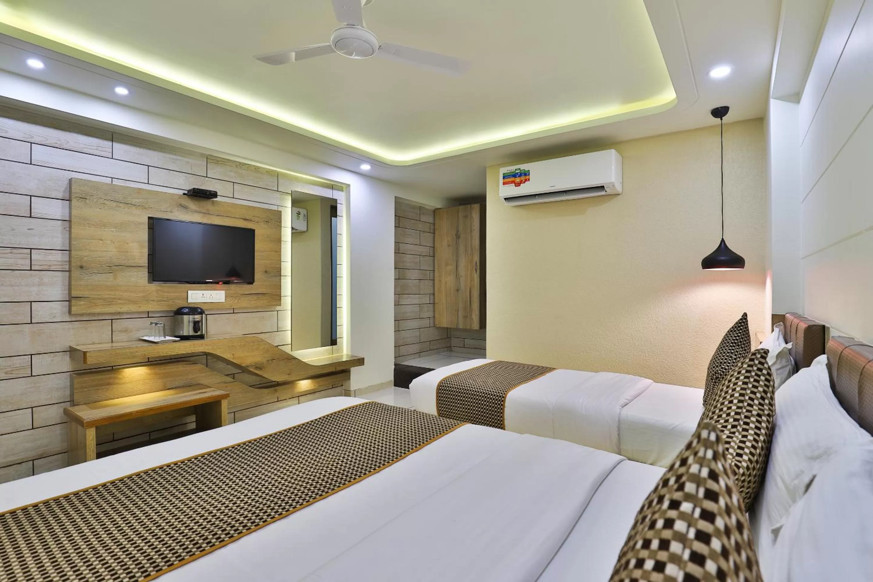 Photo of the whole room, Bed in Hotel Pearl