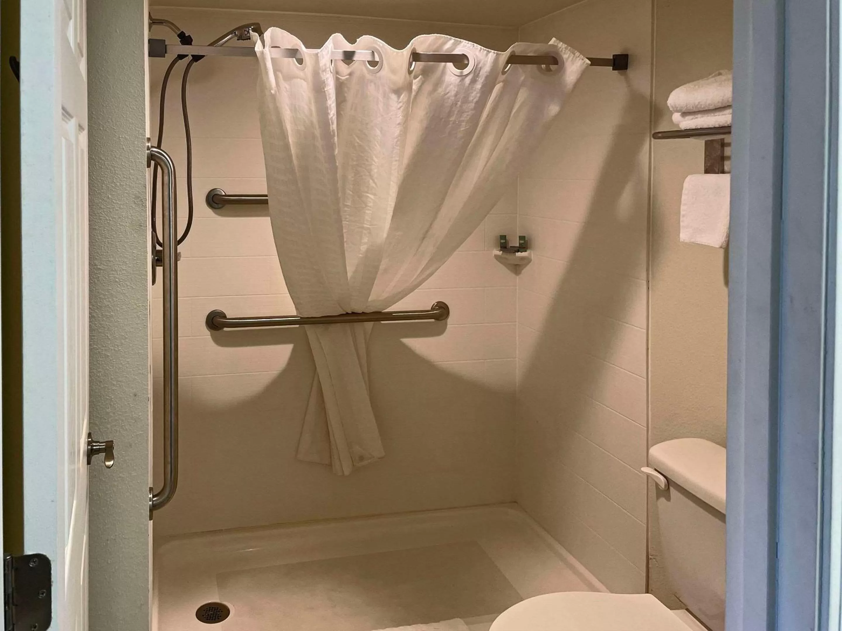 Bedroom in Quality Inn Clinton North