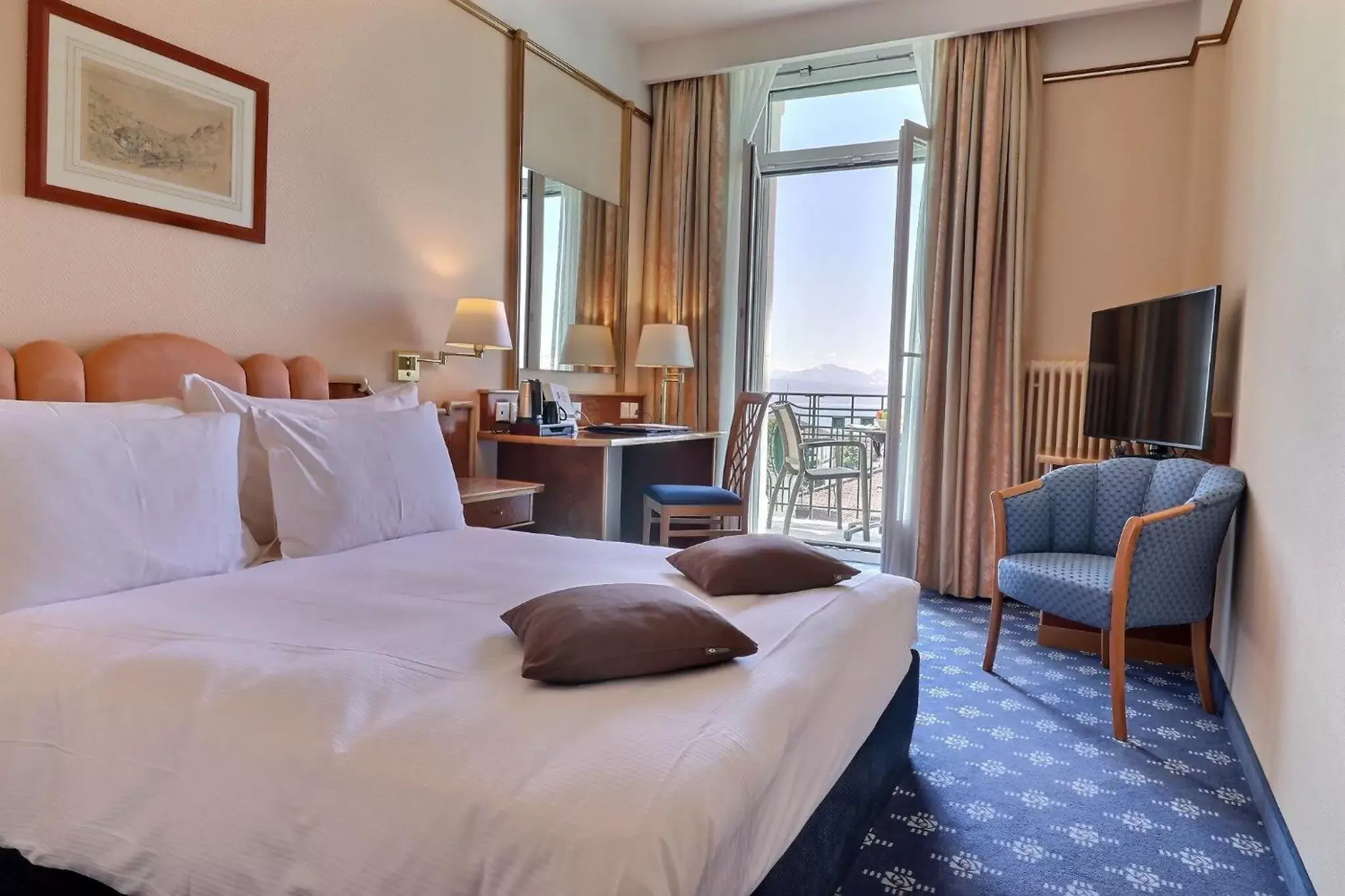 Superior Double or Twin Room with Lake View in Best Western Plus Hotel Mirabeau Superior Double or Twin Room with Lake View in Best Western Plus Hotel Mirabeau