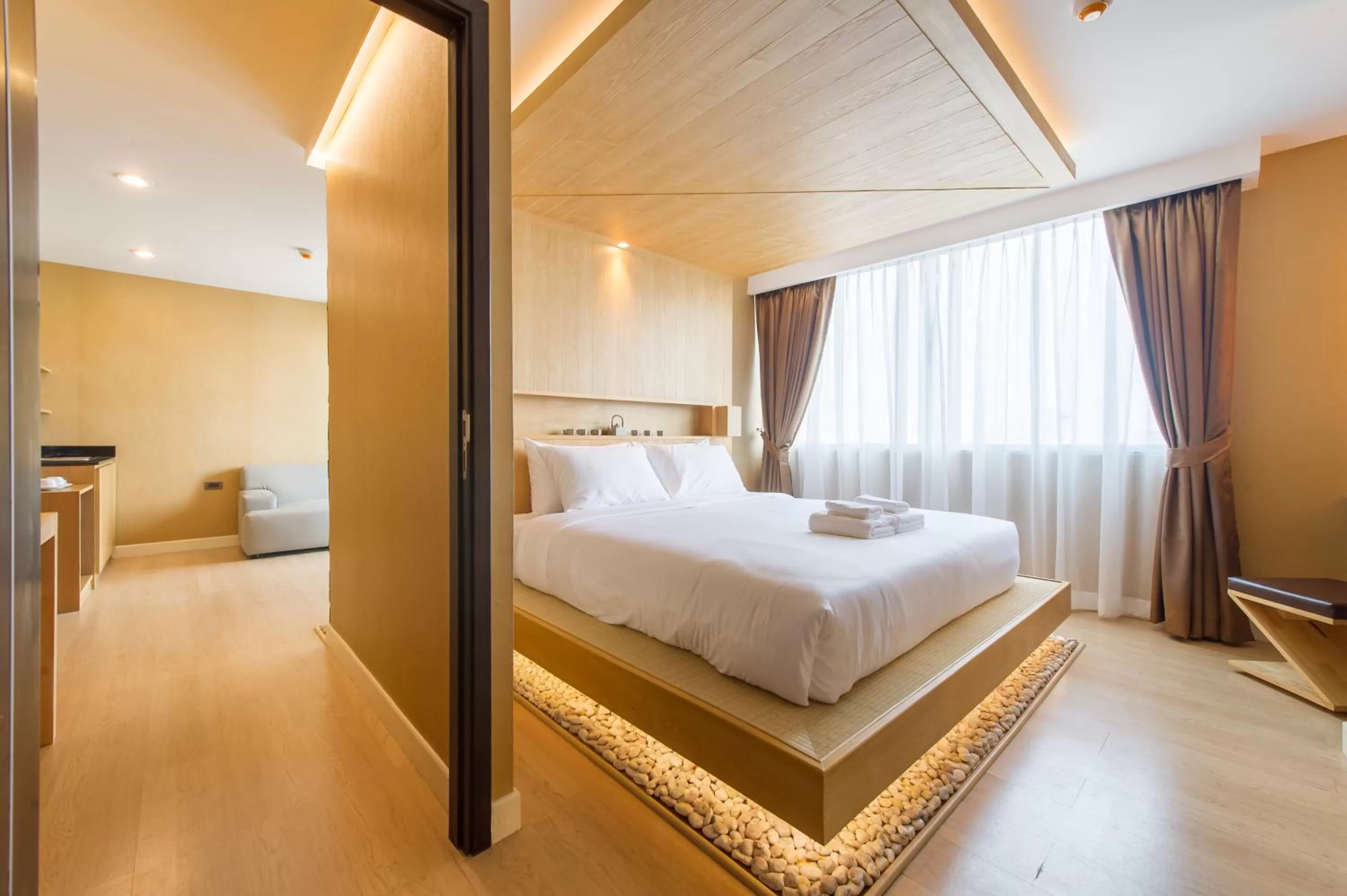 Photo of the whole room, Bed in Zenniq