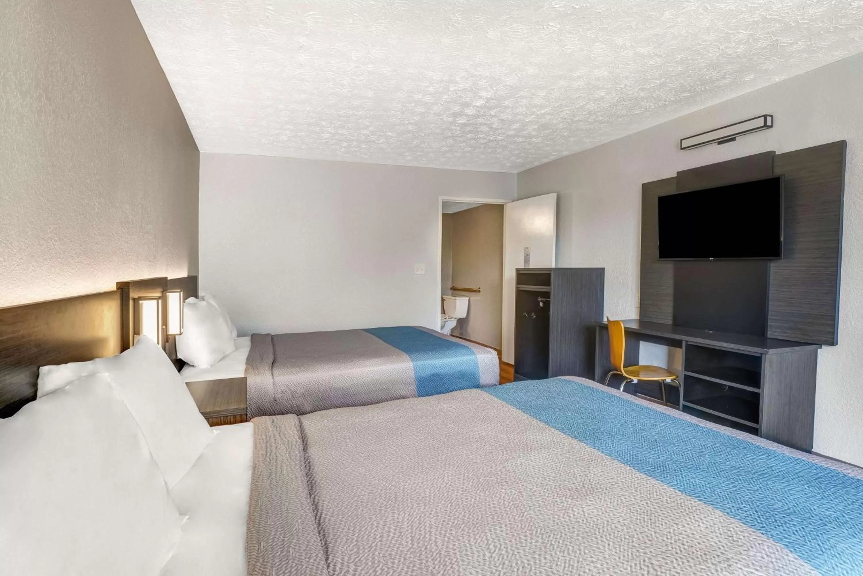 Photo of the whole room, Bed in Motel 6-Lexington, KY - East I-75