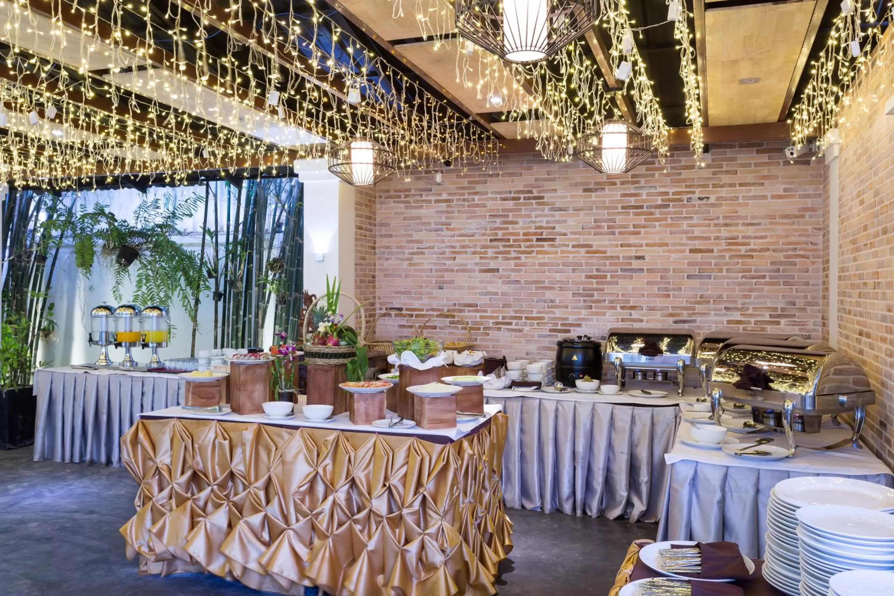 Restaurant/Places to Eat in Ladear Privilege Rooms