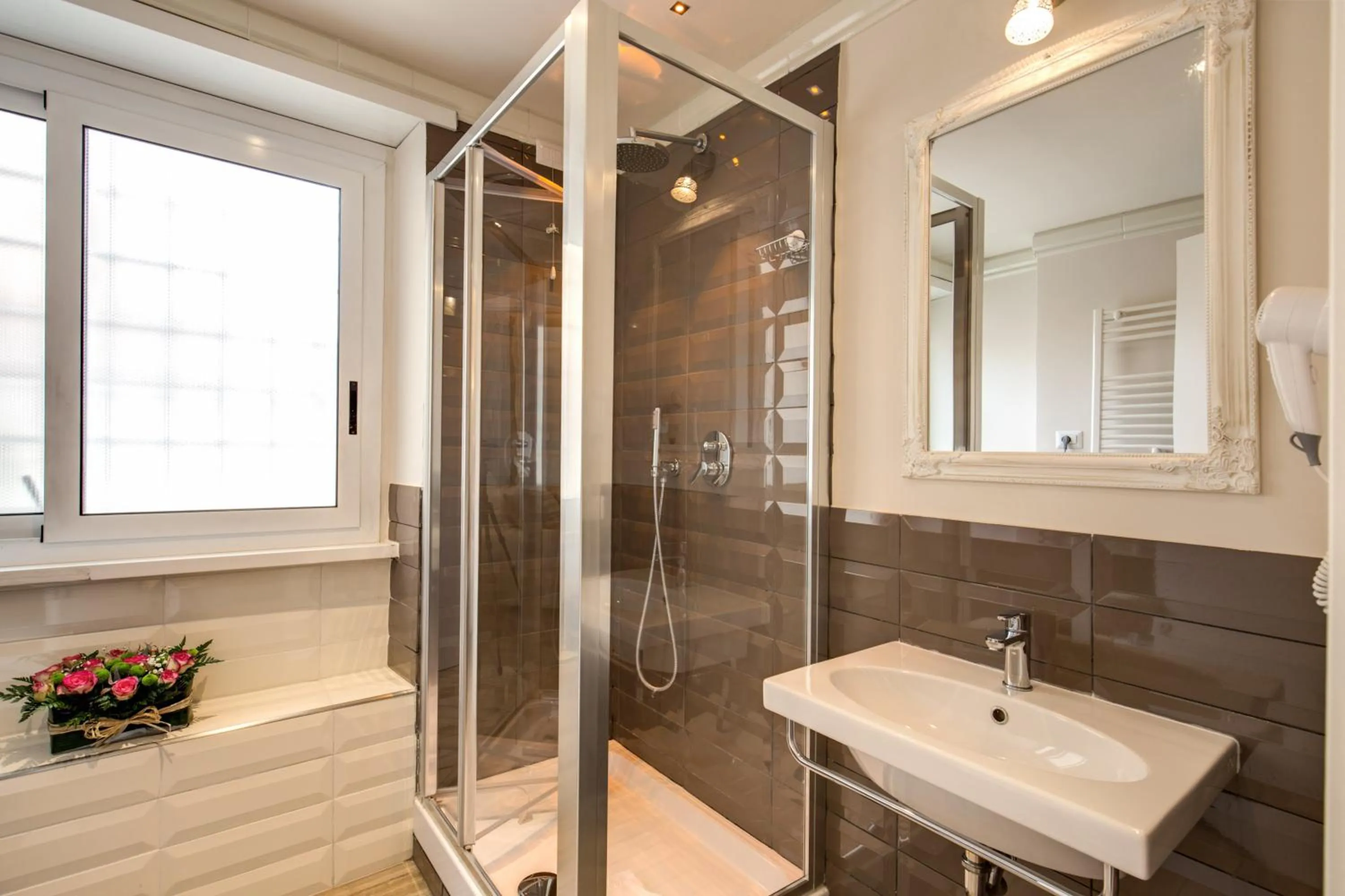 Shower in Casa Tua Vaticano Guest House