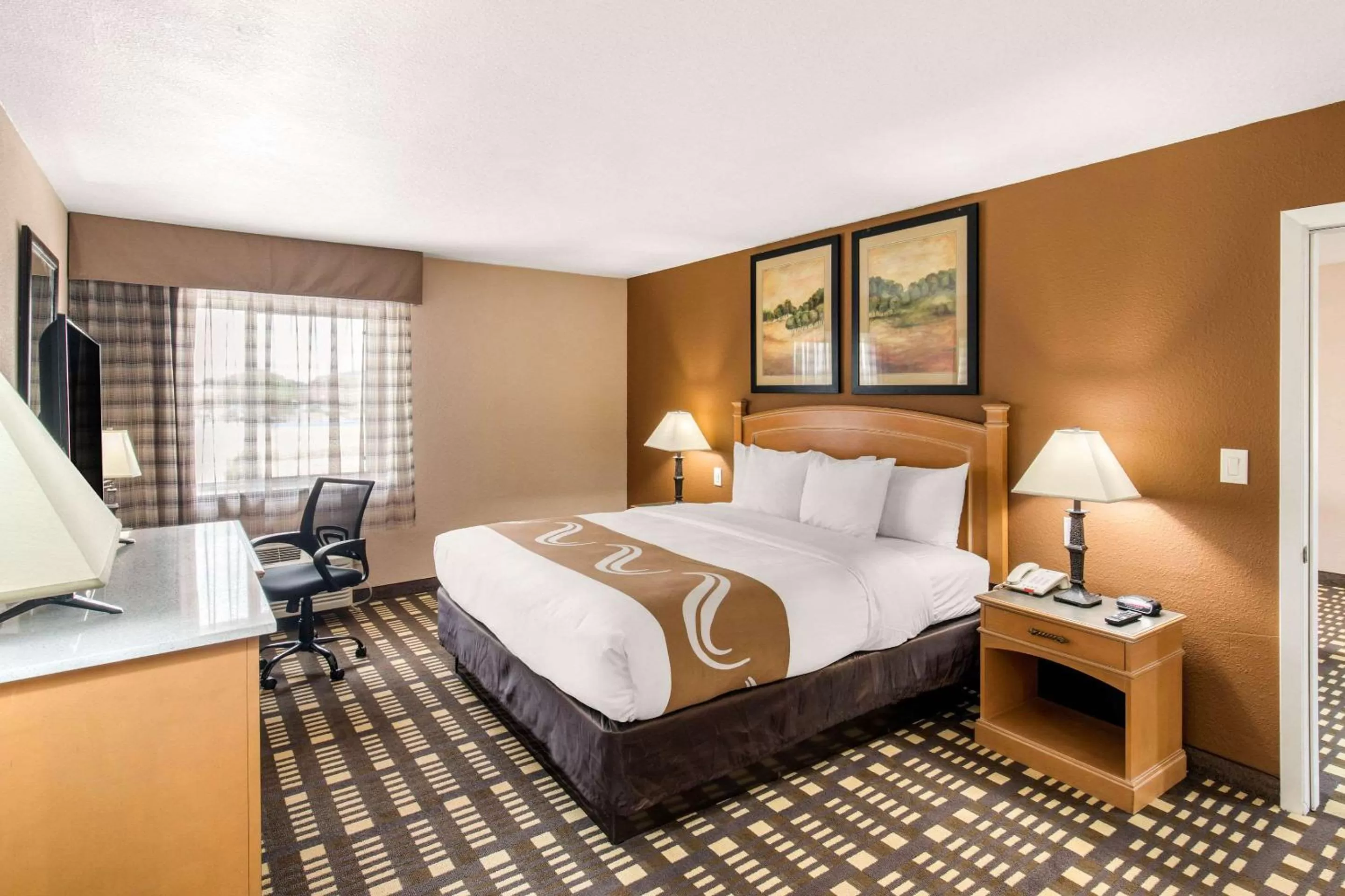 Photo of the whole room, Bed in Quality Inn & Suites Plano