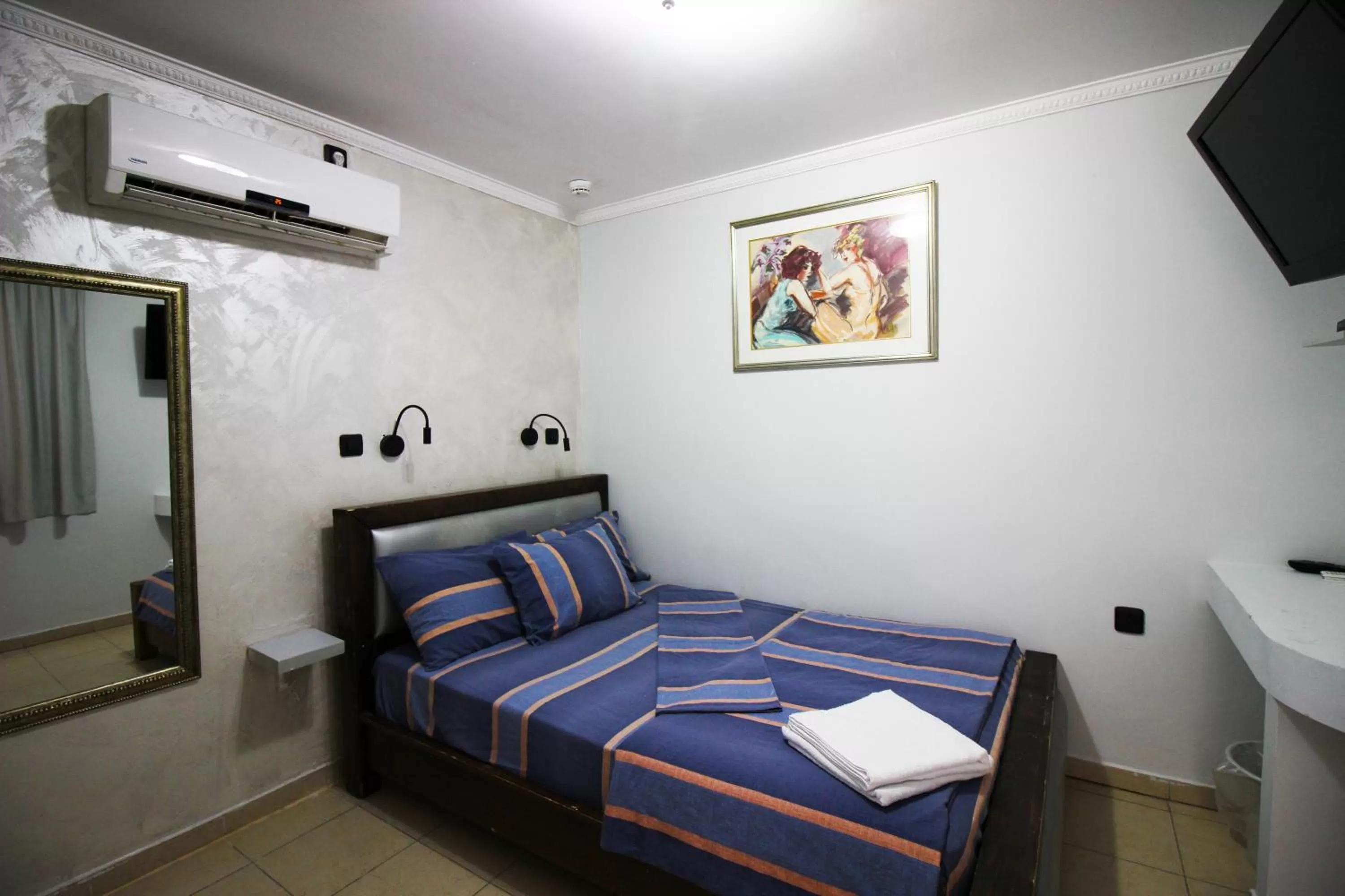 Living room, Bed in Sunset Inn