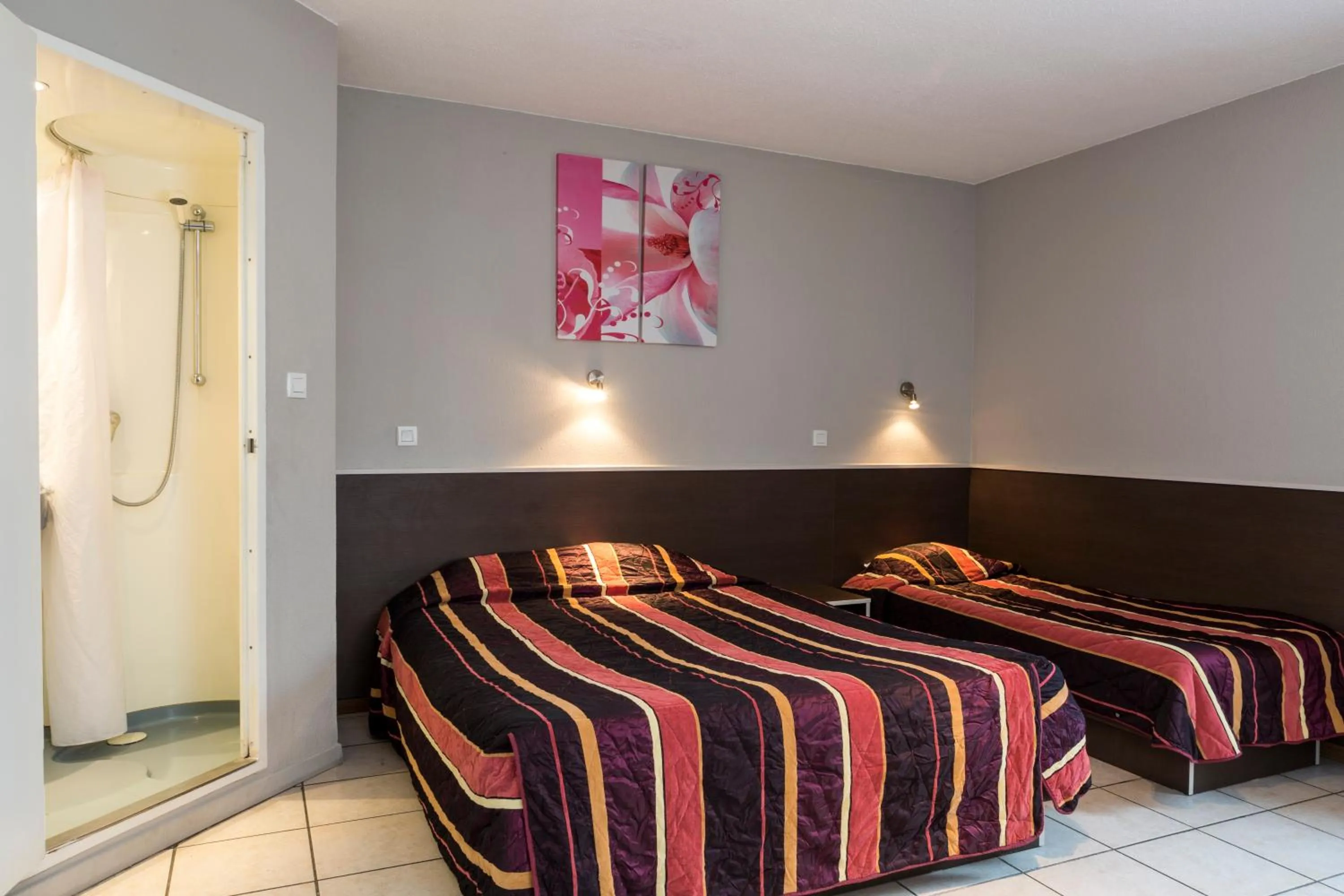 Photo of the whole room, Bed in Initial by balladins Lyon / Chanas