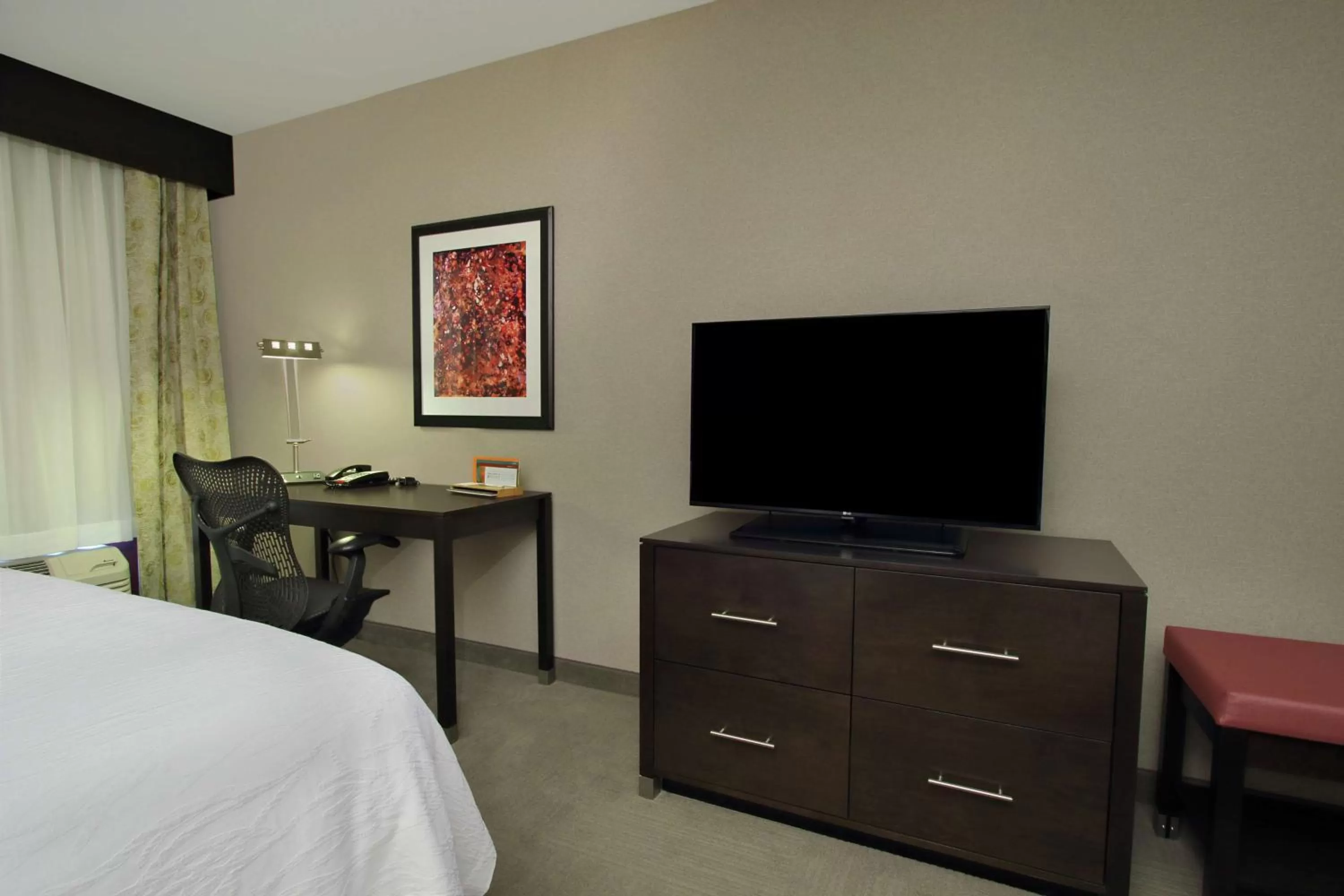 Photo of the whole room, Bed in Hilton Garden Inn Sonoma County Airport