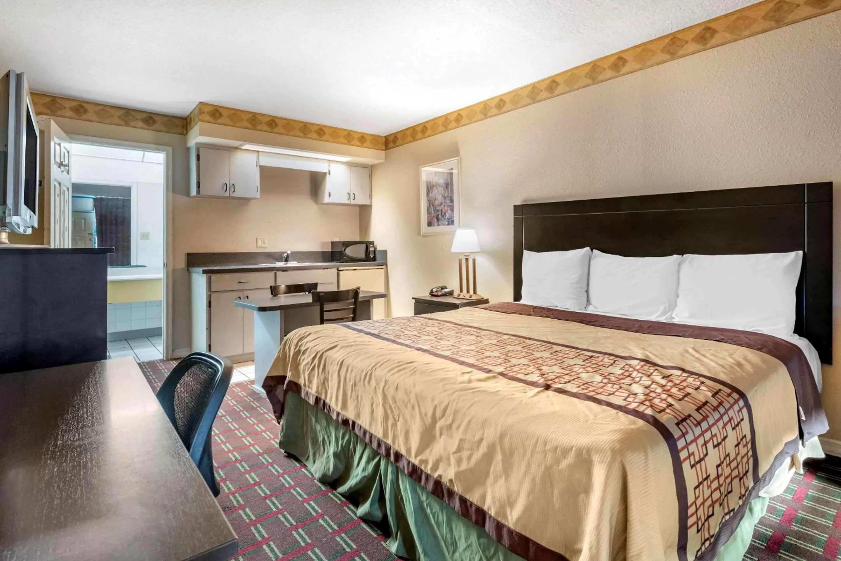 Photo of the whole room, Bed in Rodeway Inn New Port Richey