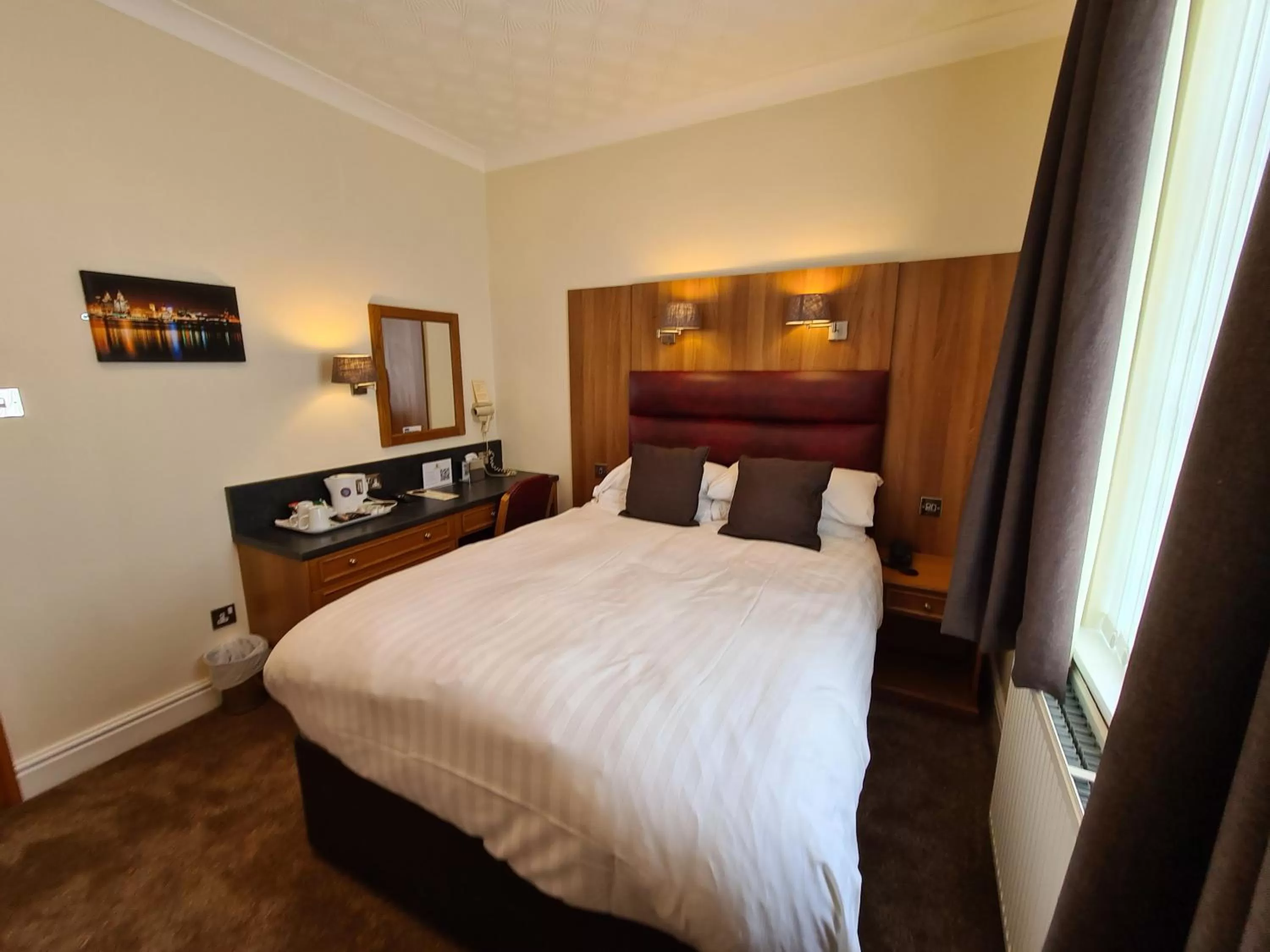 Bedroom, Bed in The Royal Hotel