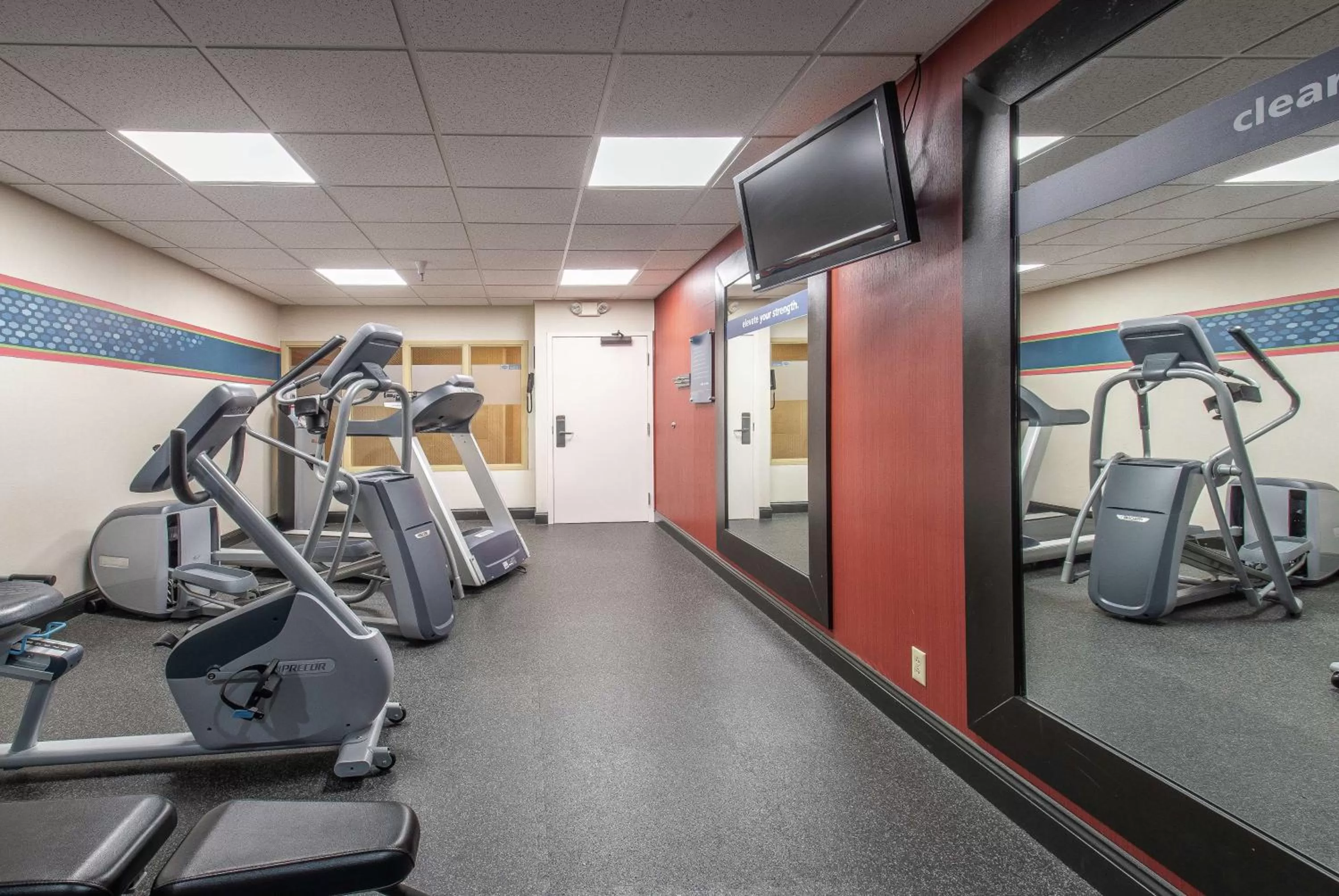 Fitness centre/facilities in Hampton Inn & Suites Williamsburg-Richmond Road