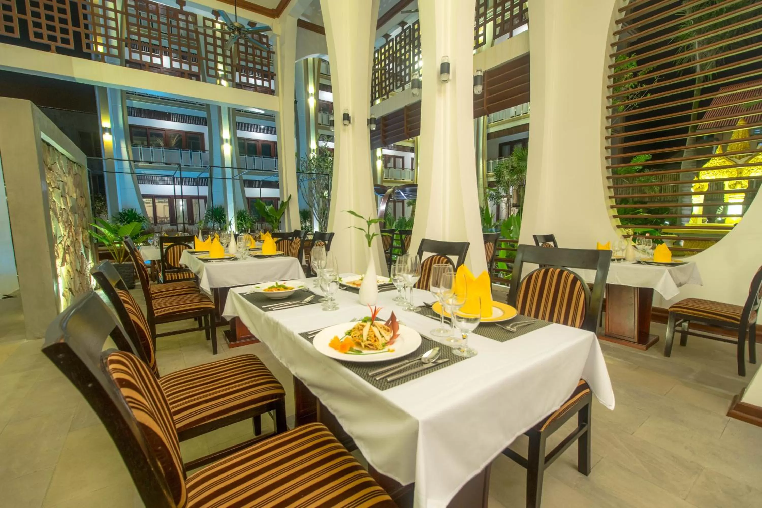 Restaurant/places to eat in The Night Hotel