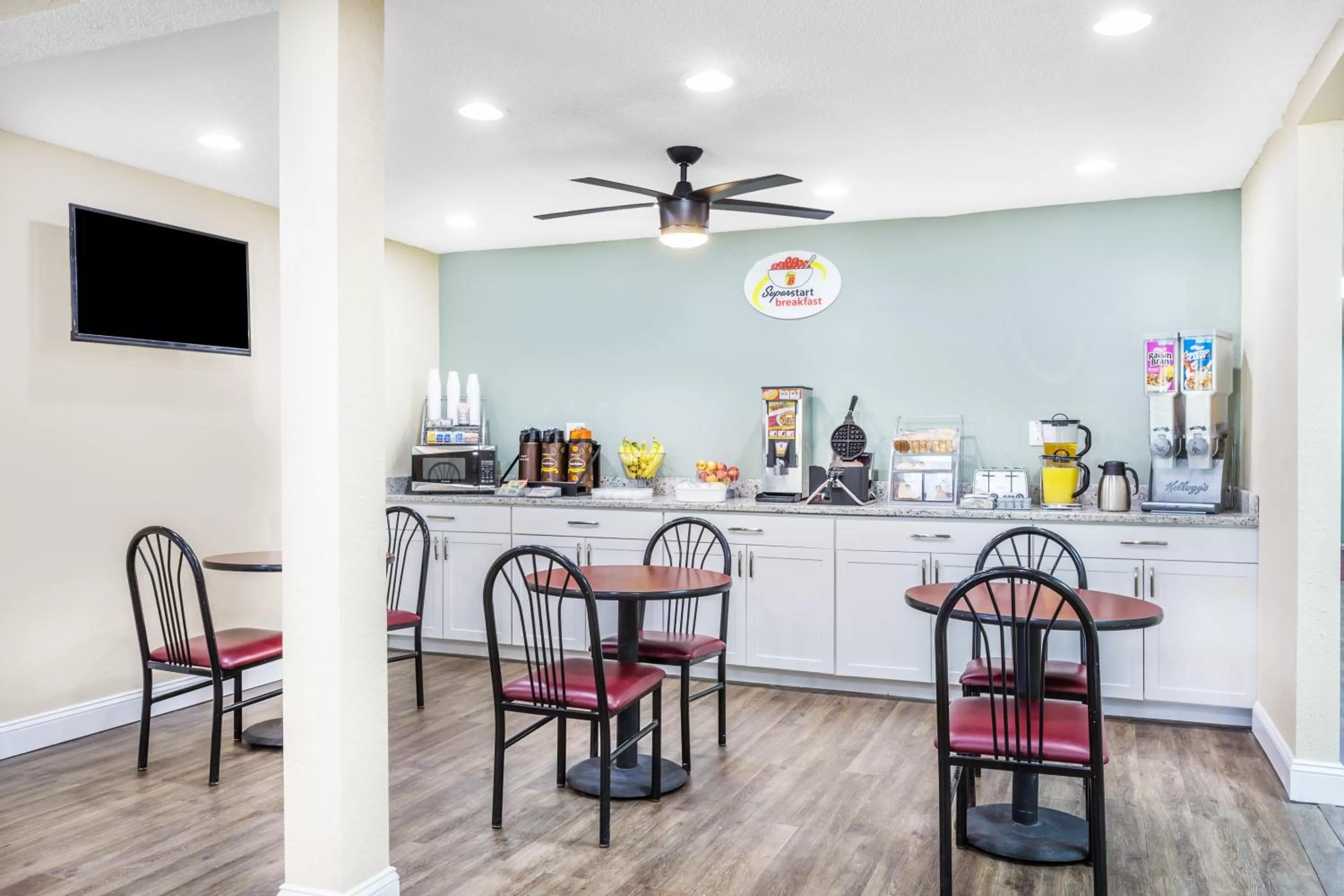 Lobby or reception in Super 8 by Wyndham Manning