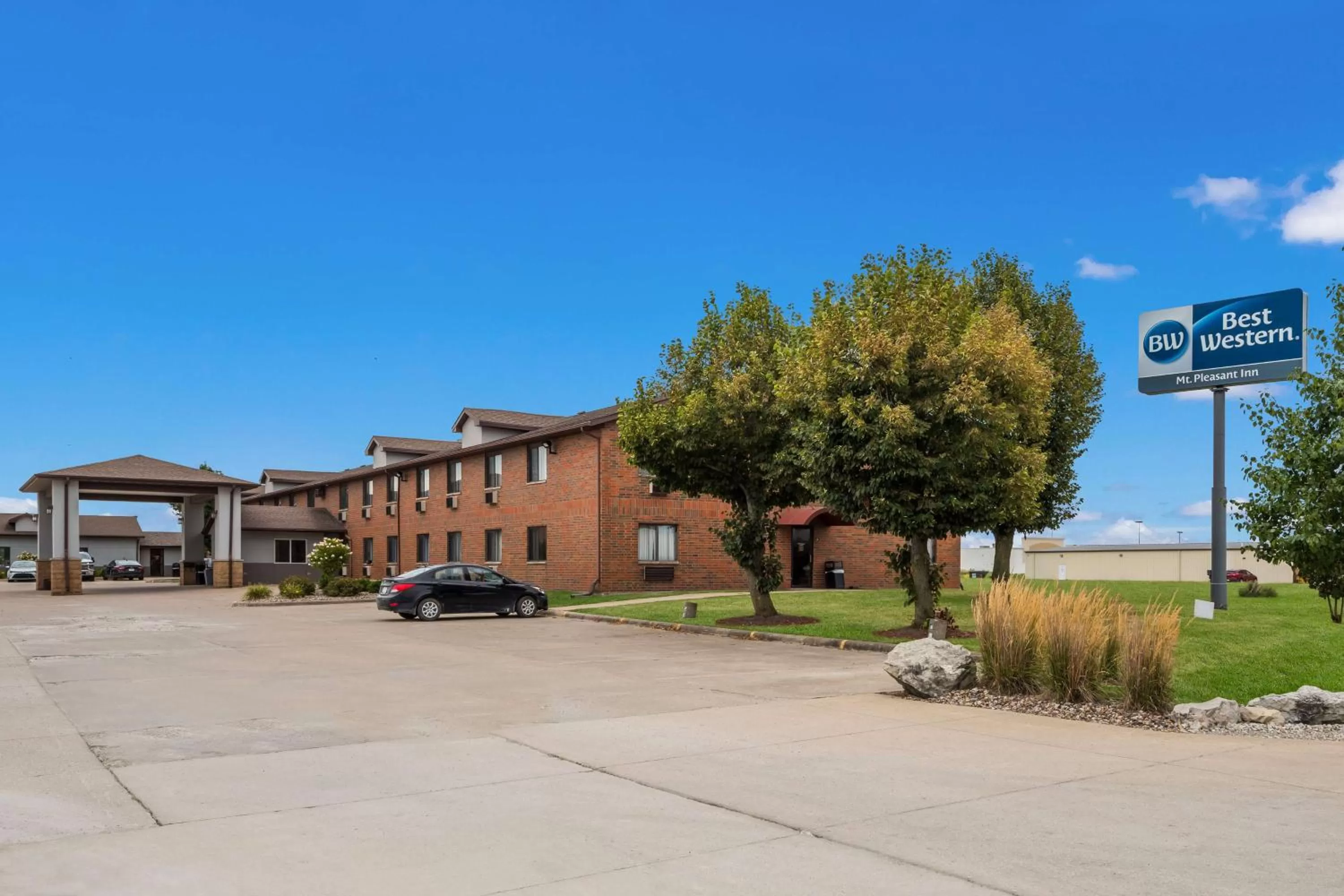 Property building in Best Western Mount Pleasant Inn