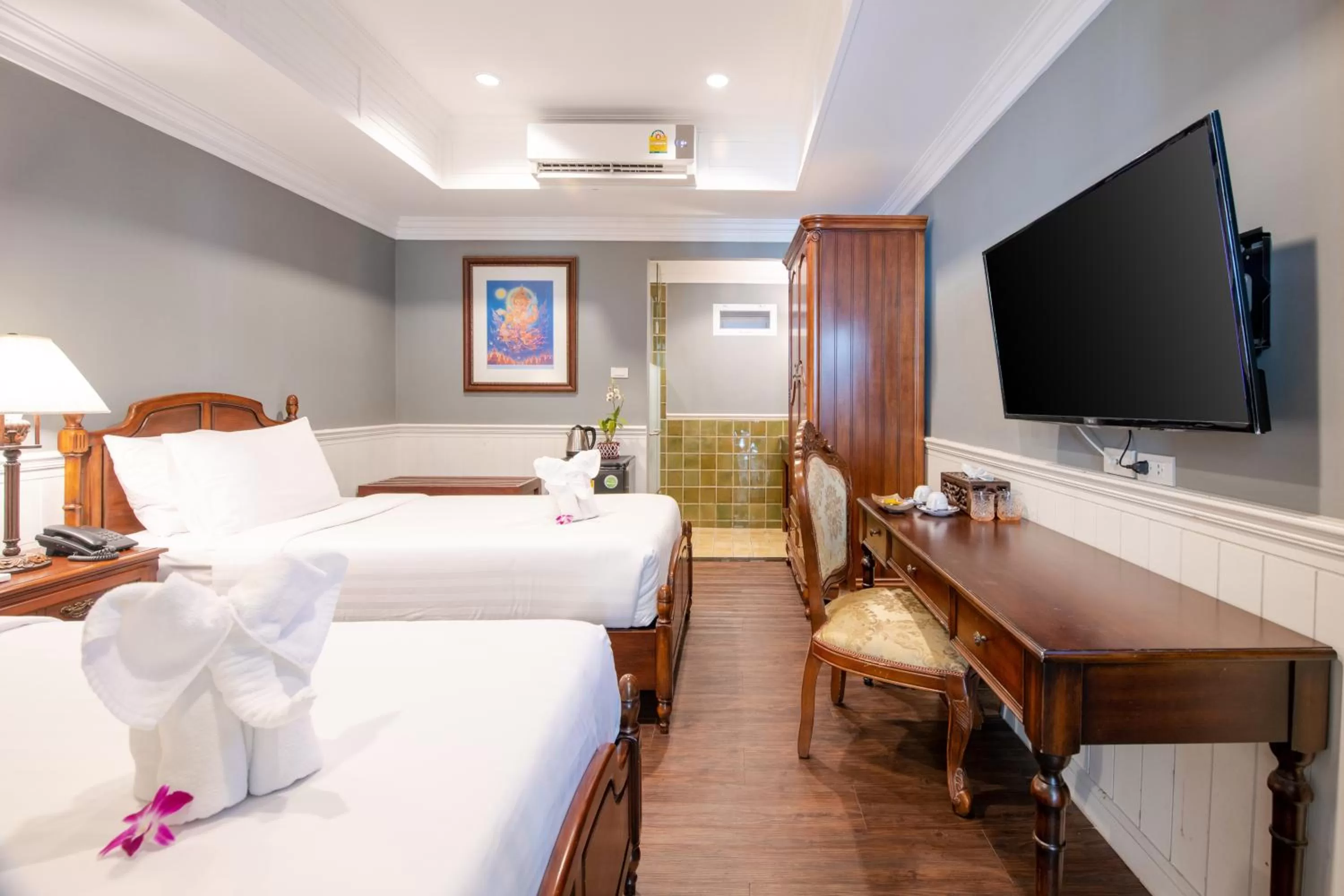 Bedroom, Bed in The Orchid House 153