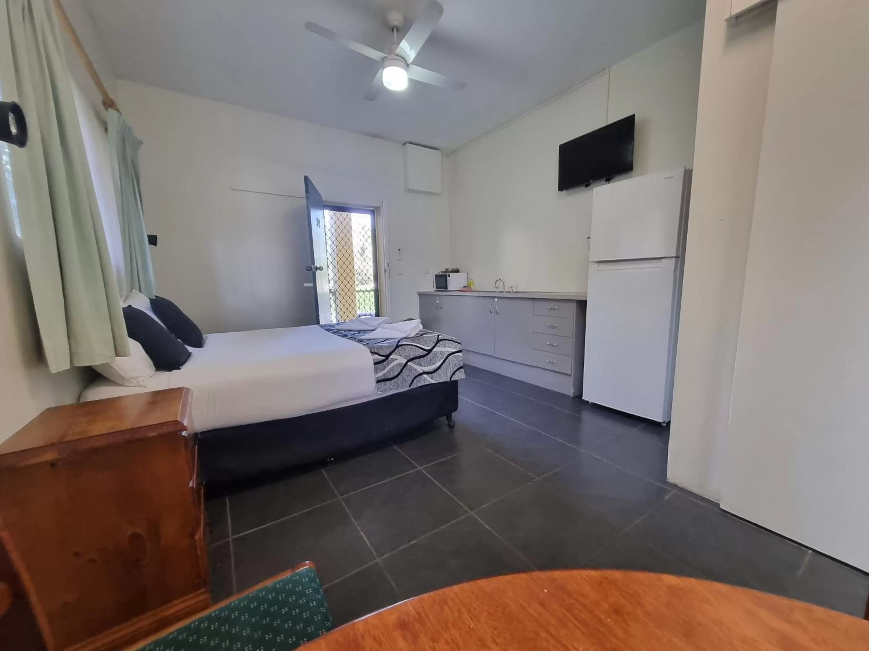 Bed in Park Drive Motel