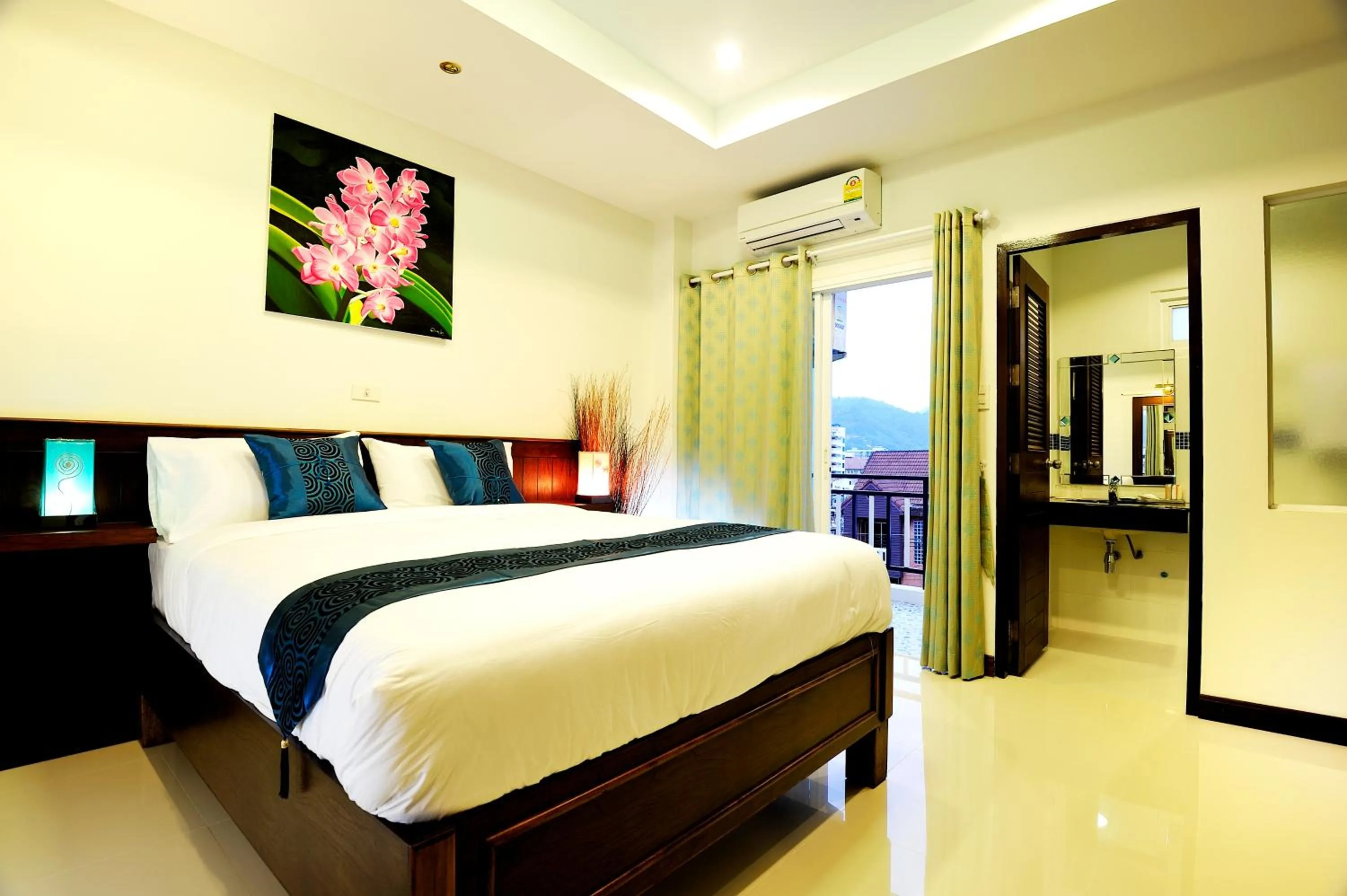 Bed in Ruen Buathong Boutique Hotel Patong Beach