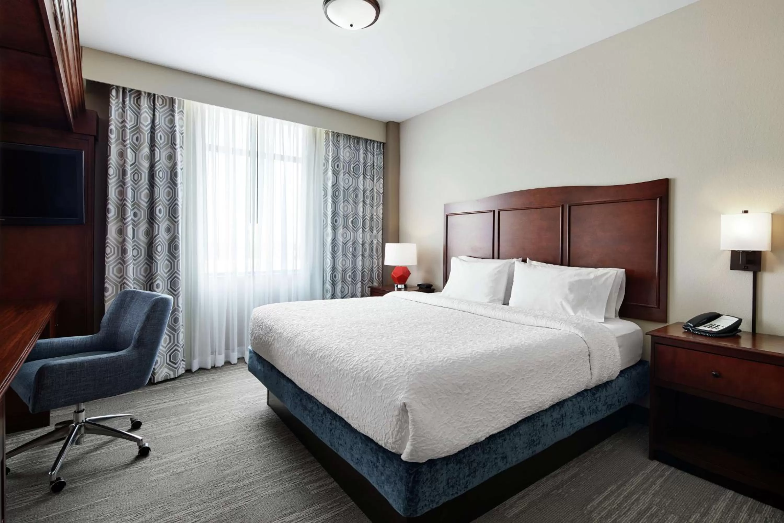King Room Hearing Accessible with Tub - Non-Smoking in Hampton Inn & Suites Mt. Prospect