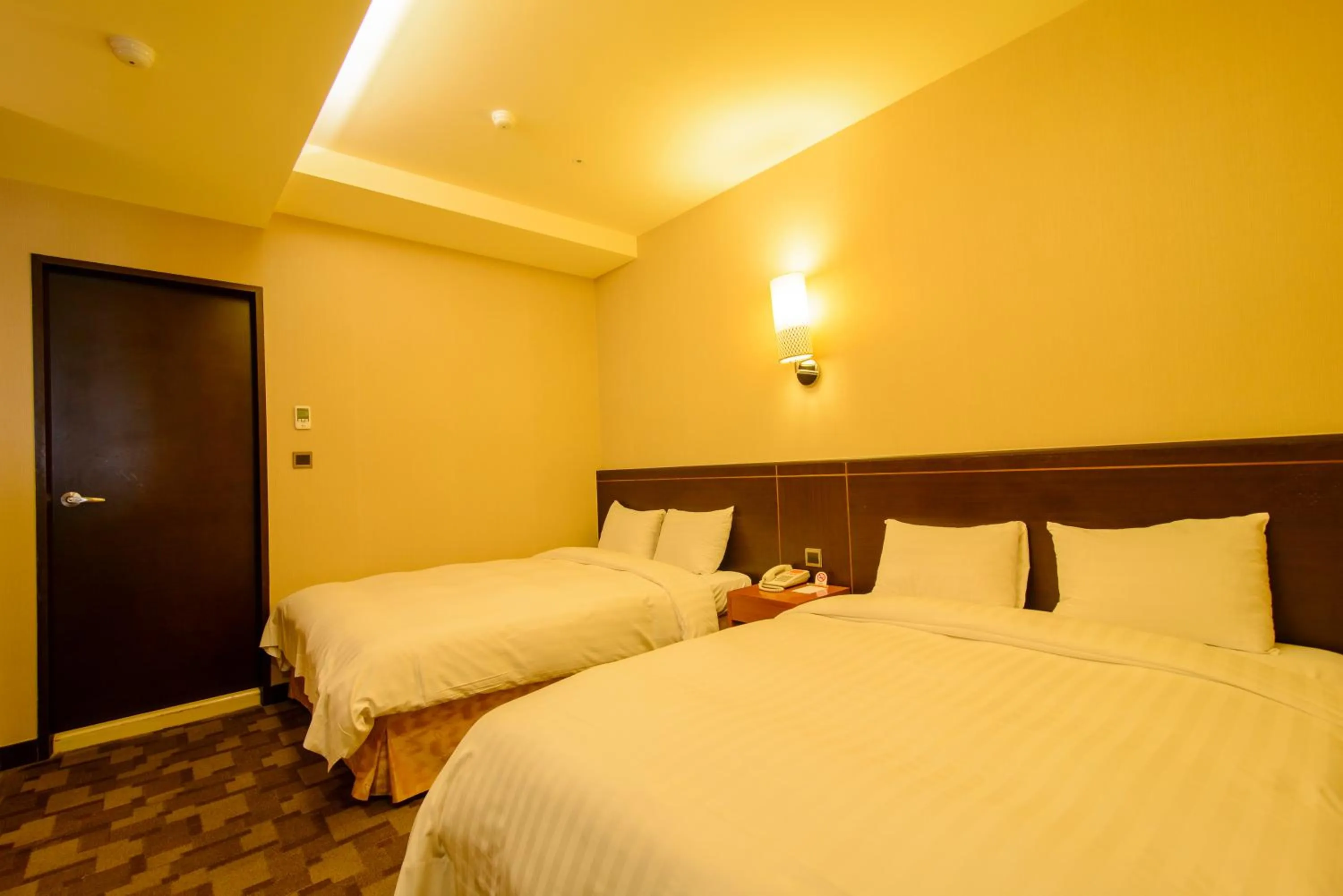 Photo of the whole room, Bed in LA HOTEL- Liuhe Fusing