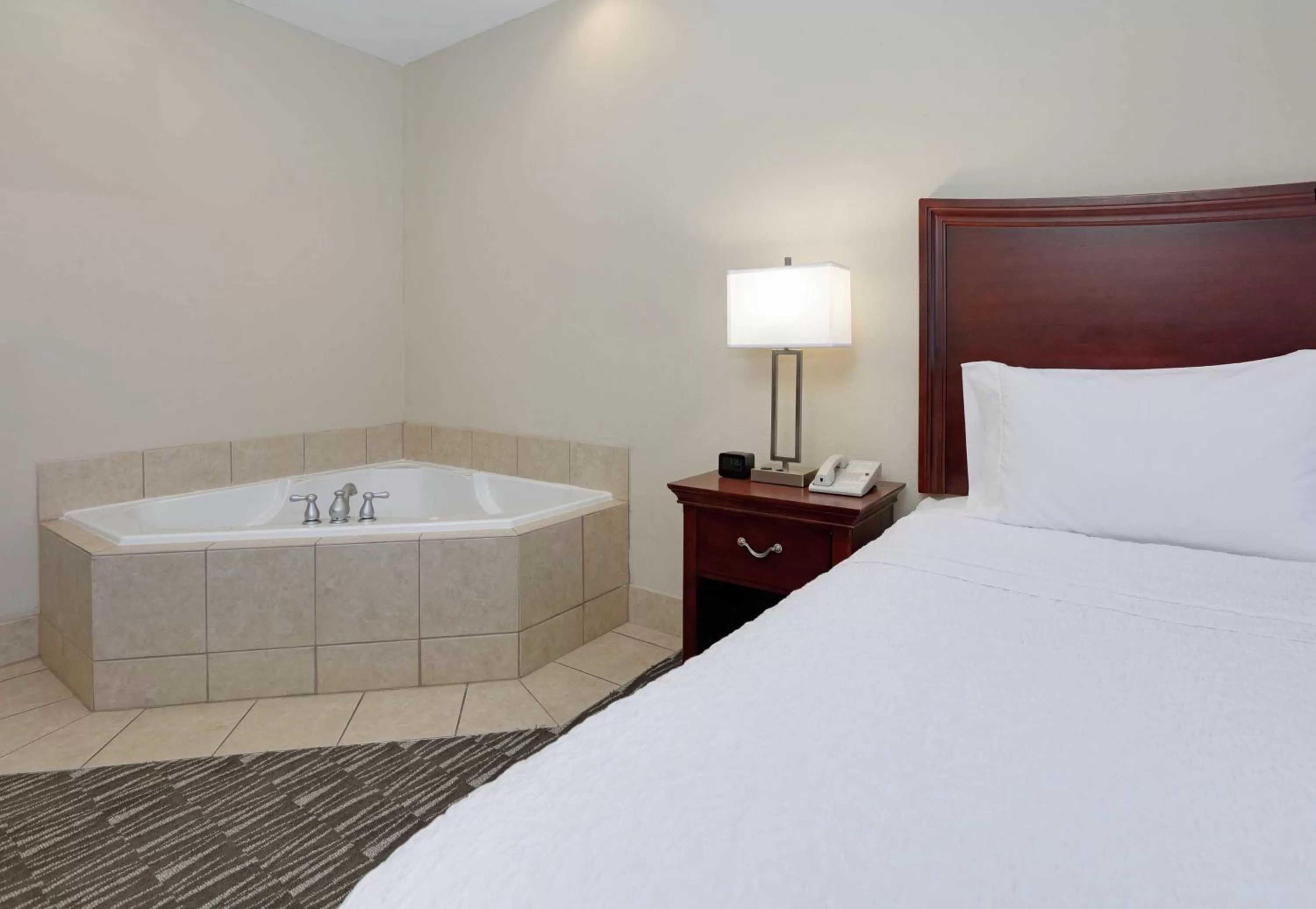 Bed in Hampton Inn & Suites Southern Pines-Pinehurst