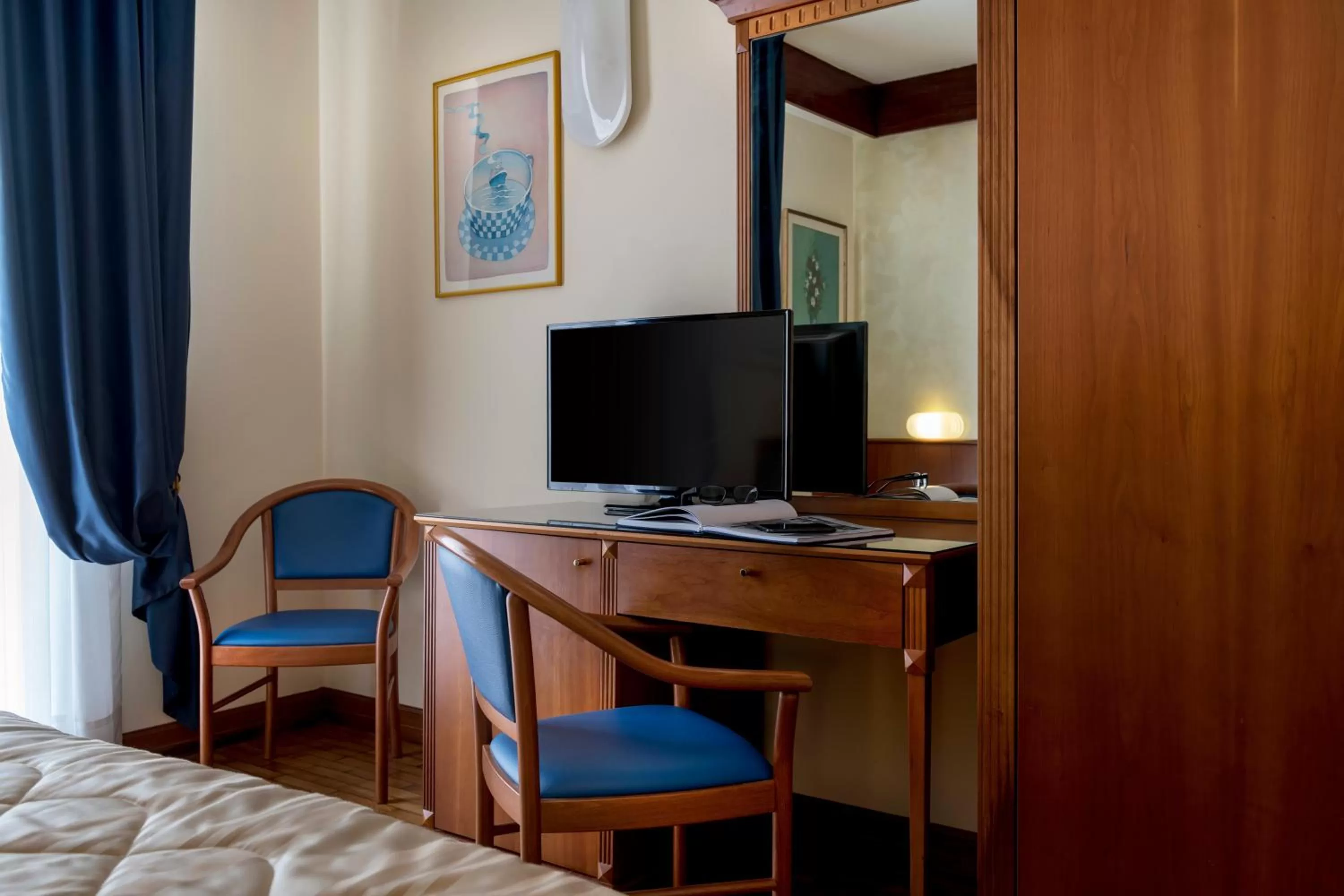 TV and multimedia, Bed in Hotel Bellevue