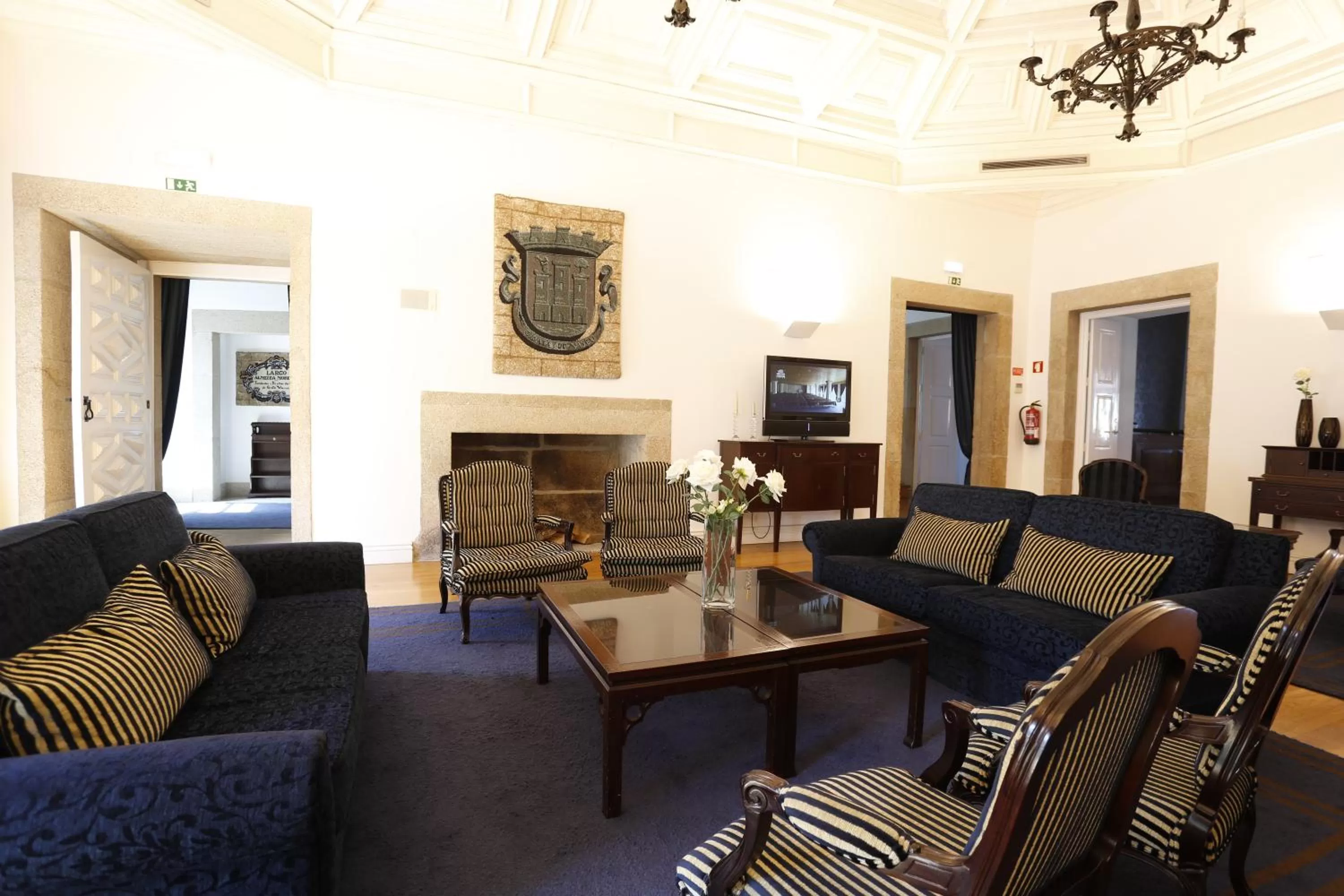 Communal lounge/ TV room in Montebelo Palácio dos Melos Viseu Historic Hotel