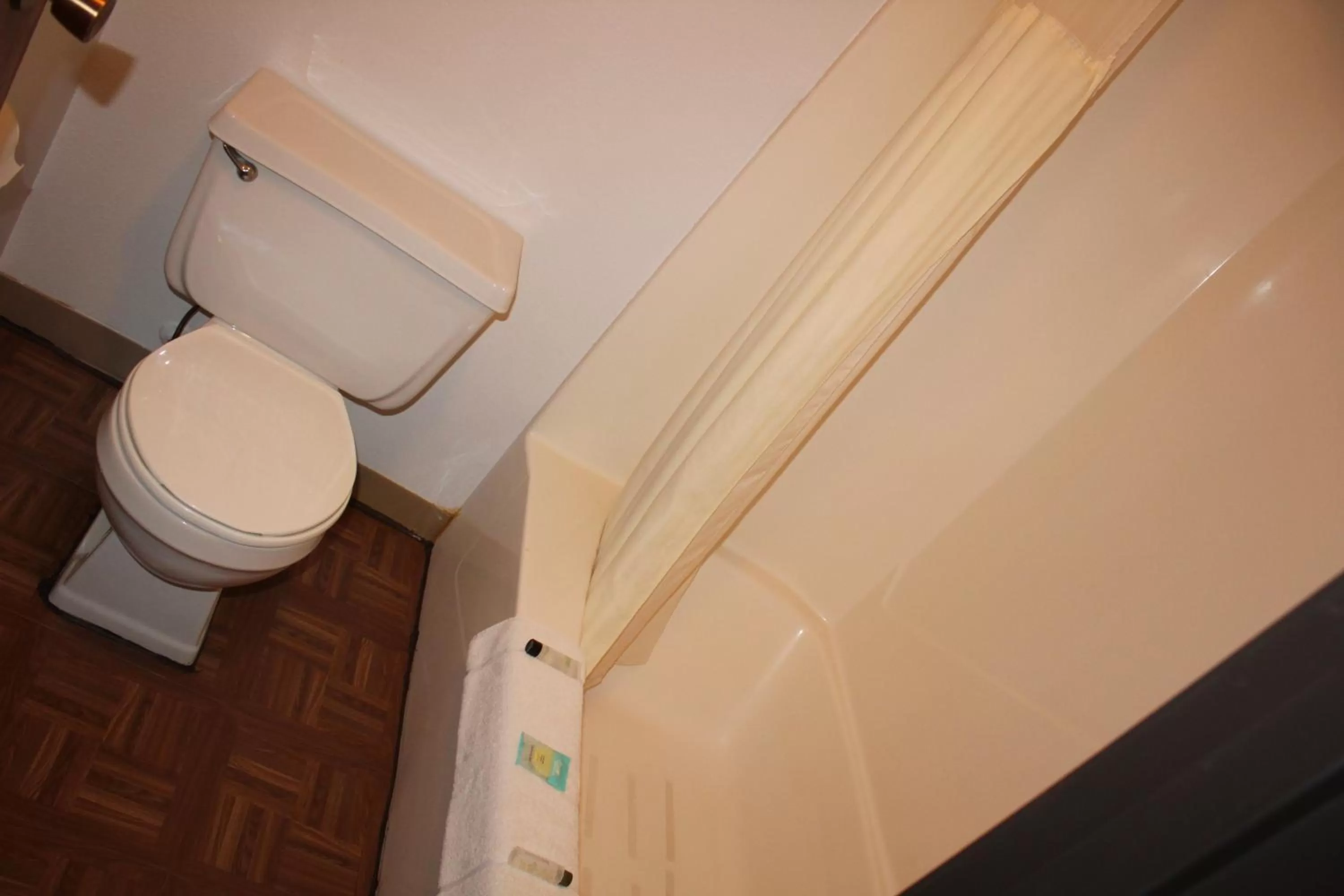 Bath in Rodeway Inn Gateway to Medora T-Roosevelt & Makoshika State Park