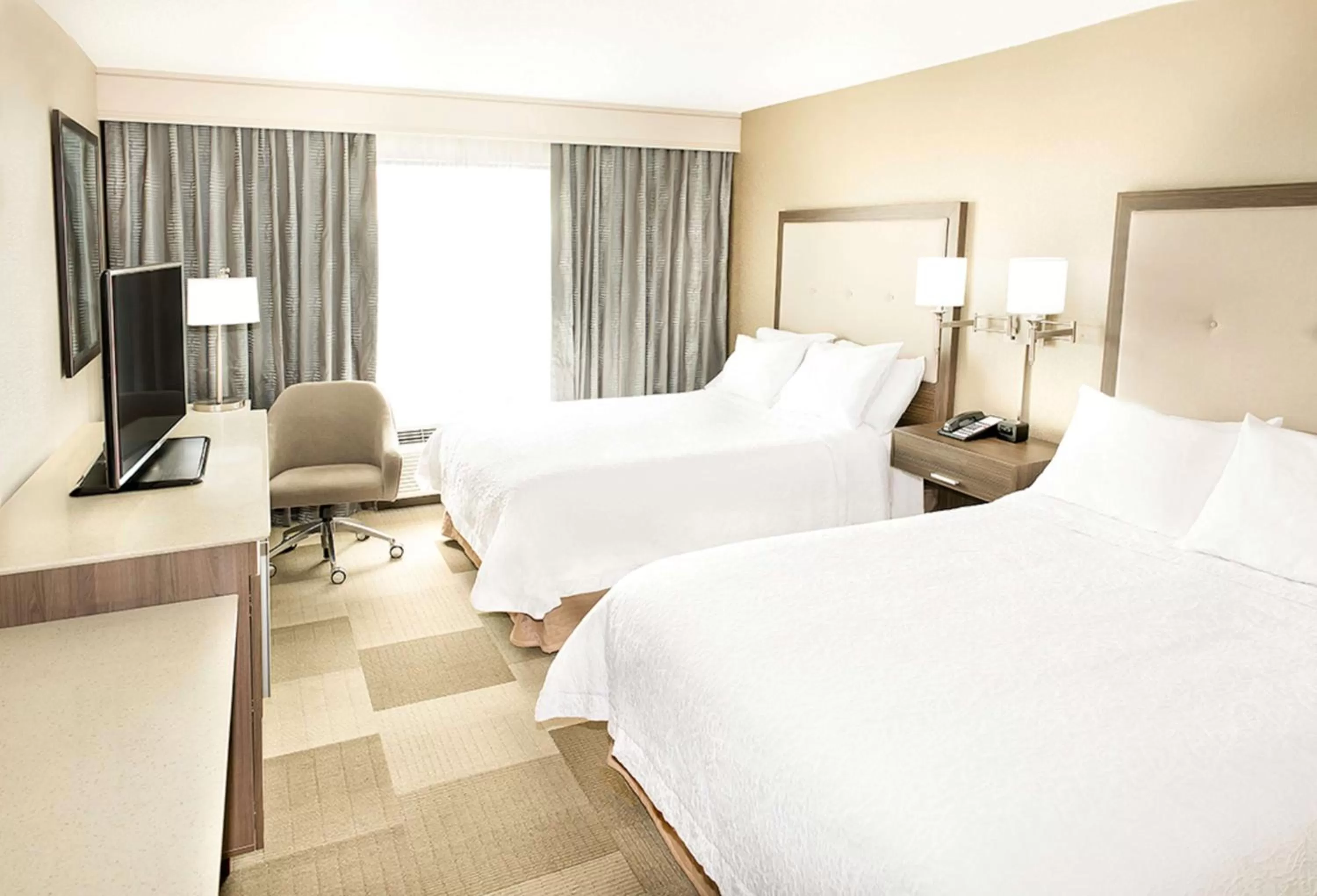 Bed in Hampton Inn & Suites by Hilton Bolton