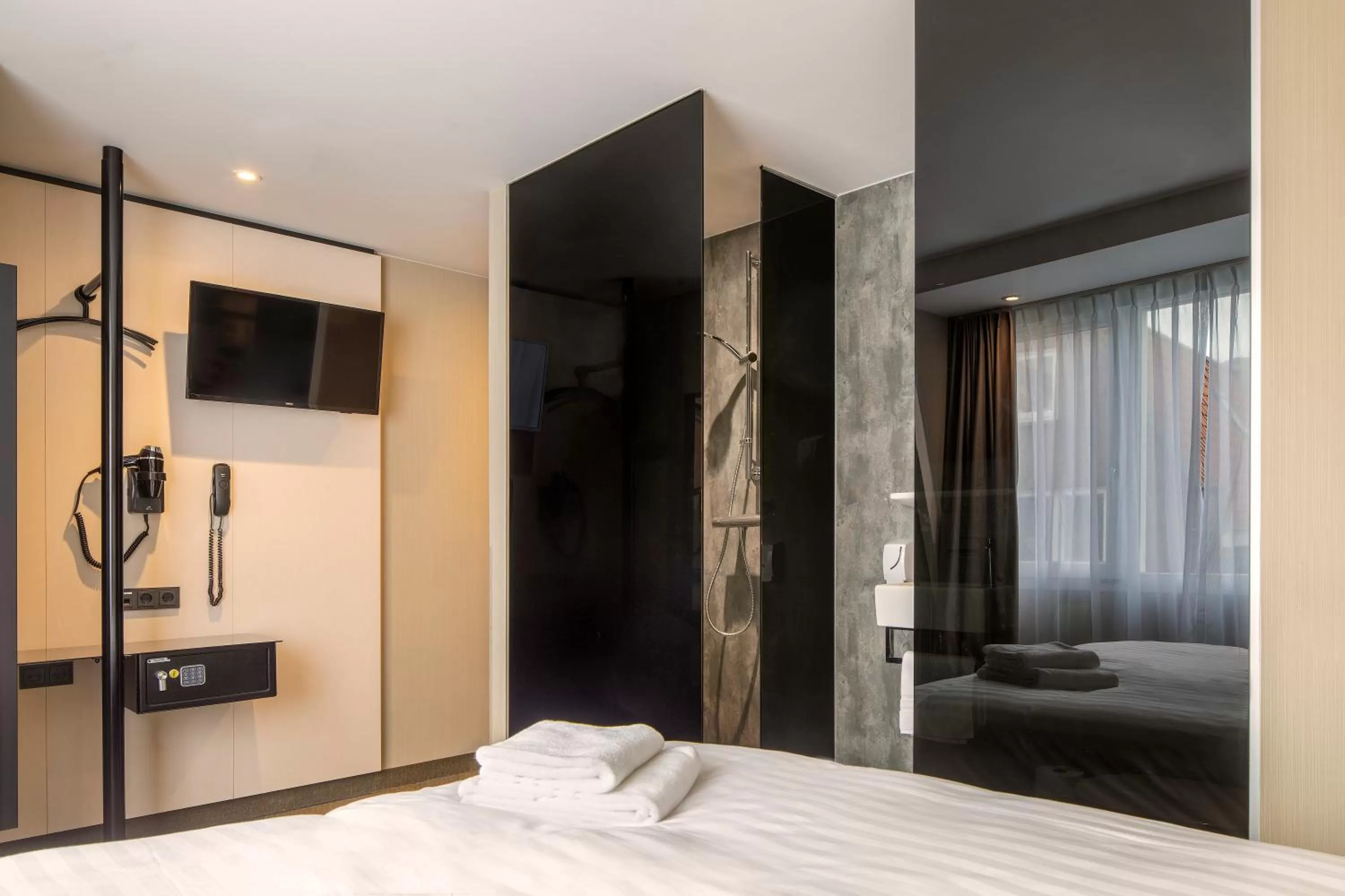 Bathroom, Bed in Cityview Hotel