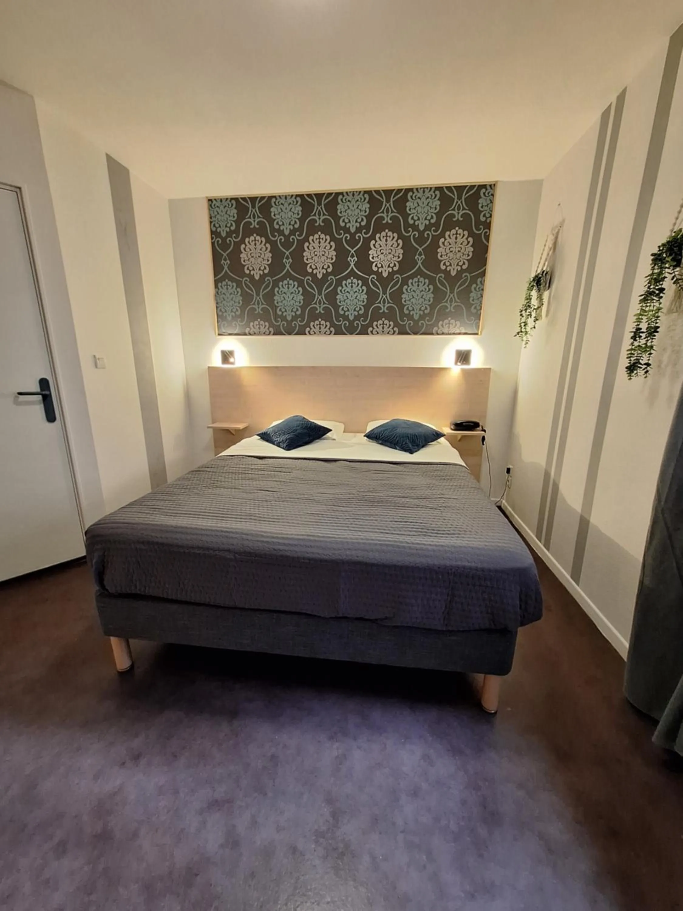 Bed in Hotel Au Bon Sejour