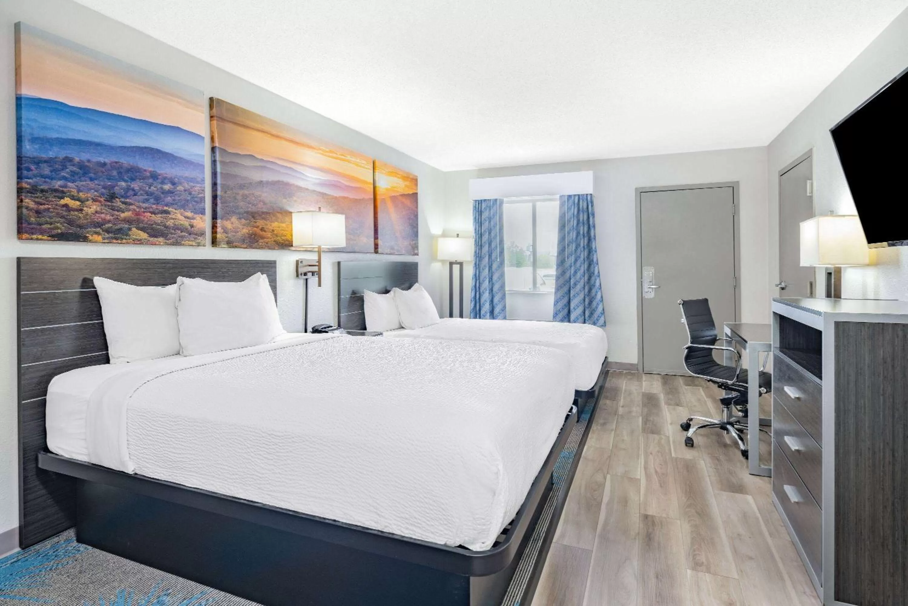 Photo of the whole room, Bed in Days Inn by Wyndham Hamilton