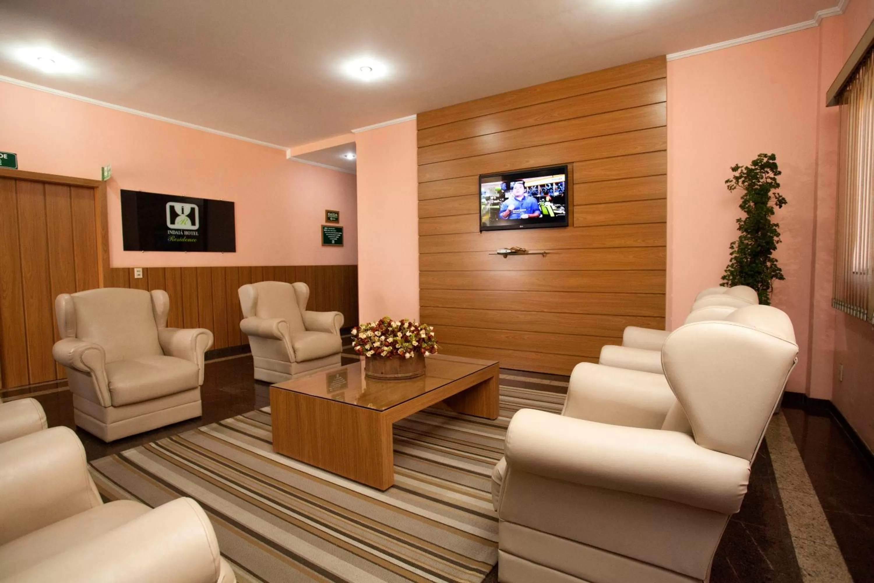 Communal lounge/ TV room in Indaiá Hotel Residence