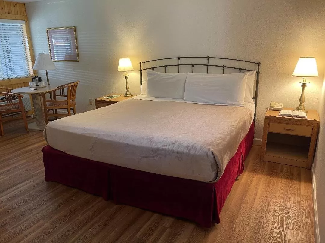 Bed in Zoders Inn and Suites