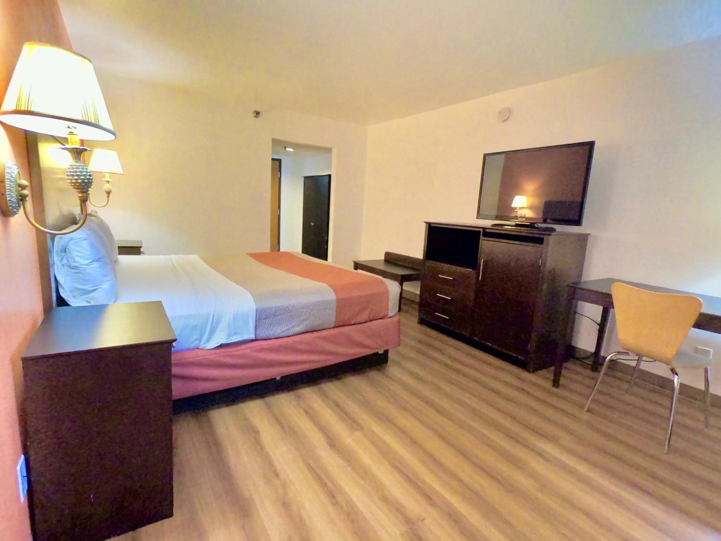 Bedroom, Bed in Motel 6-Levittown, PA - Bensalem