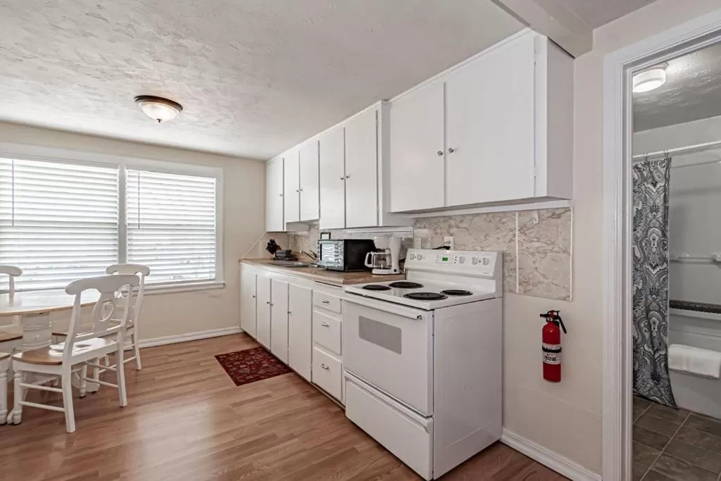 Kitchen or kitchenette, Kitchen/Kitchenette in Suites of Lava Hot Springs