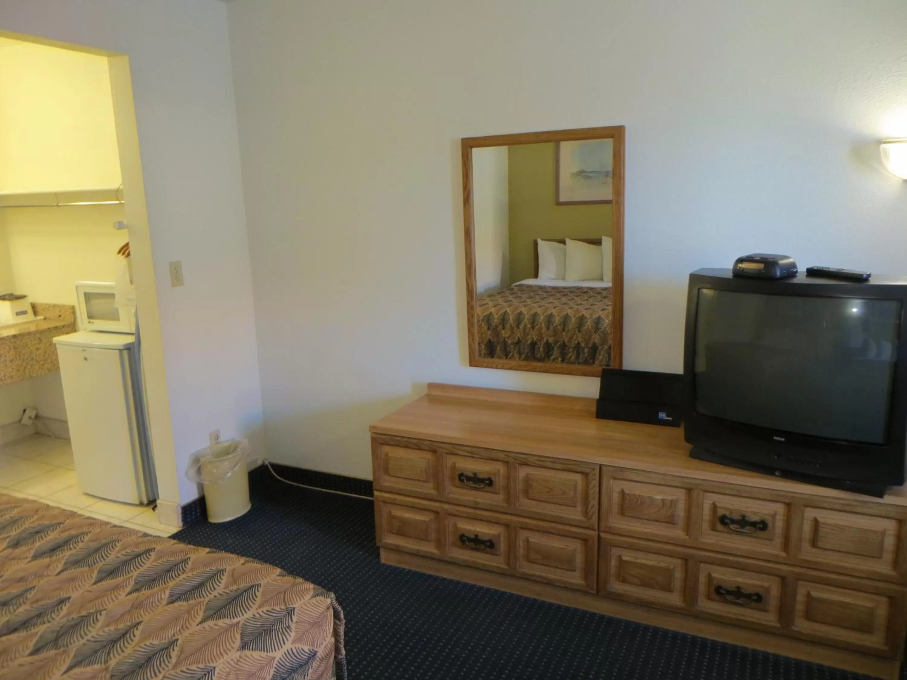 TV and multimedia in Travelodge by Wyndham Banning Casino and Outlet Mall