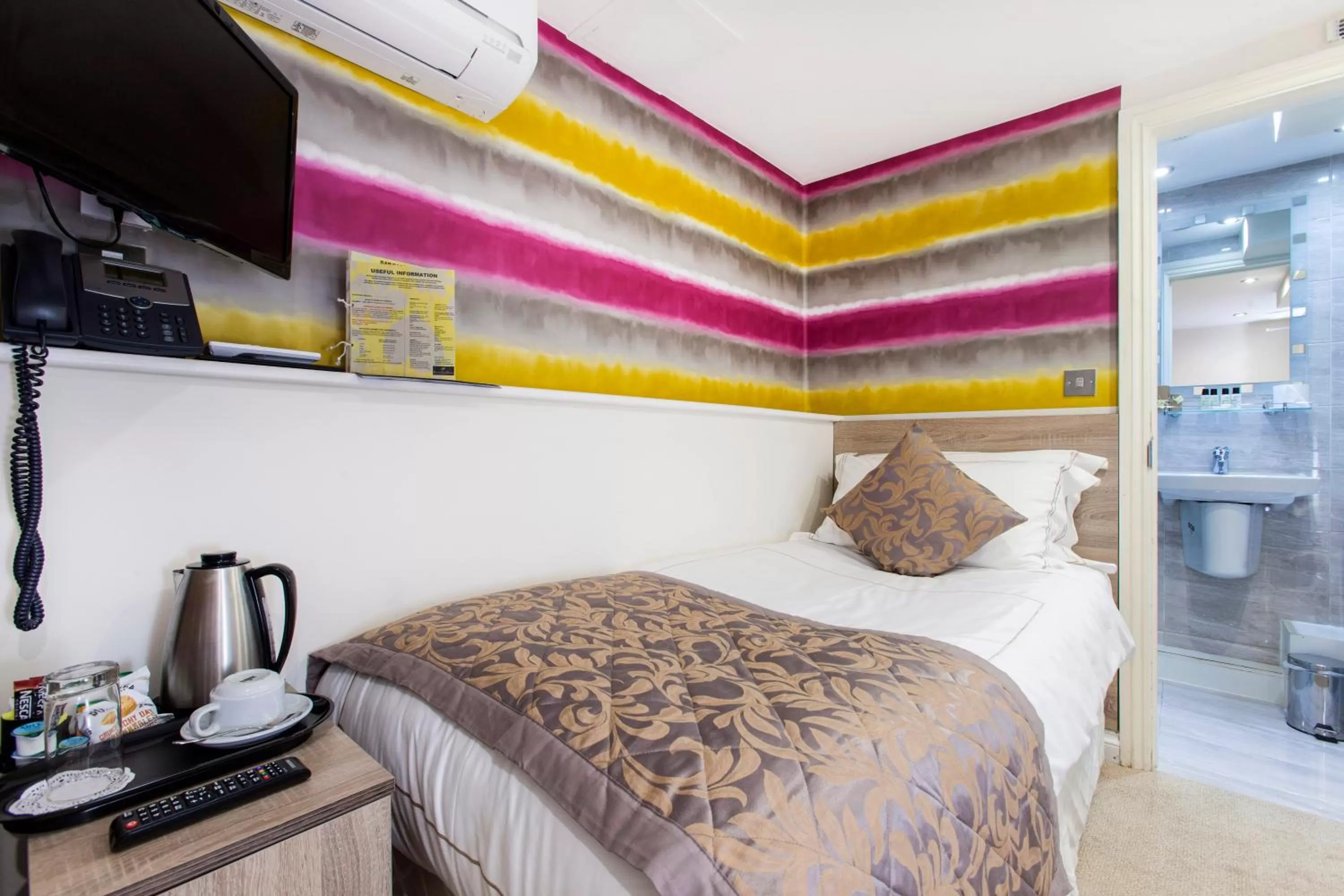 Coffee/tea facilities, Bed in Hotel Shepherds Bush London