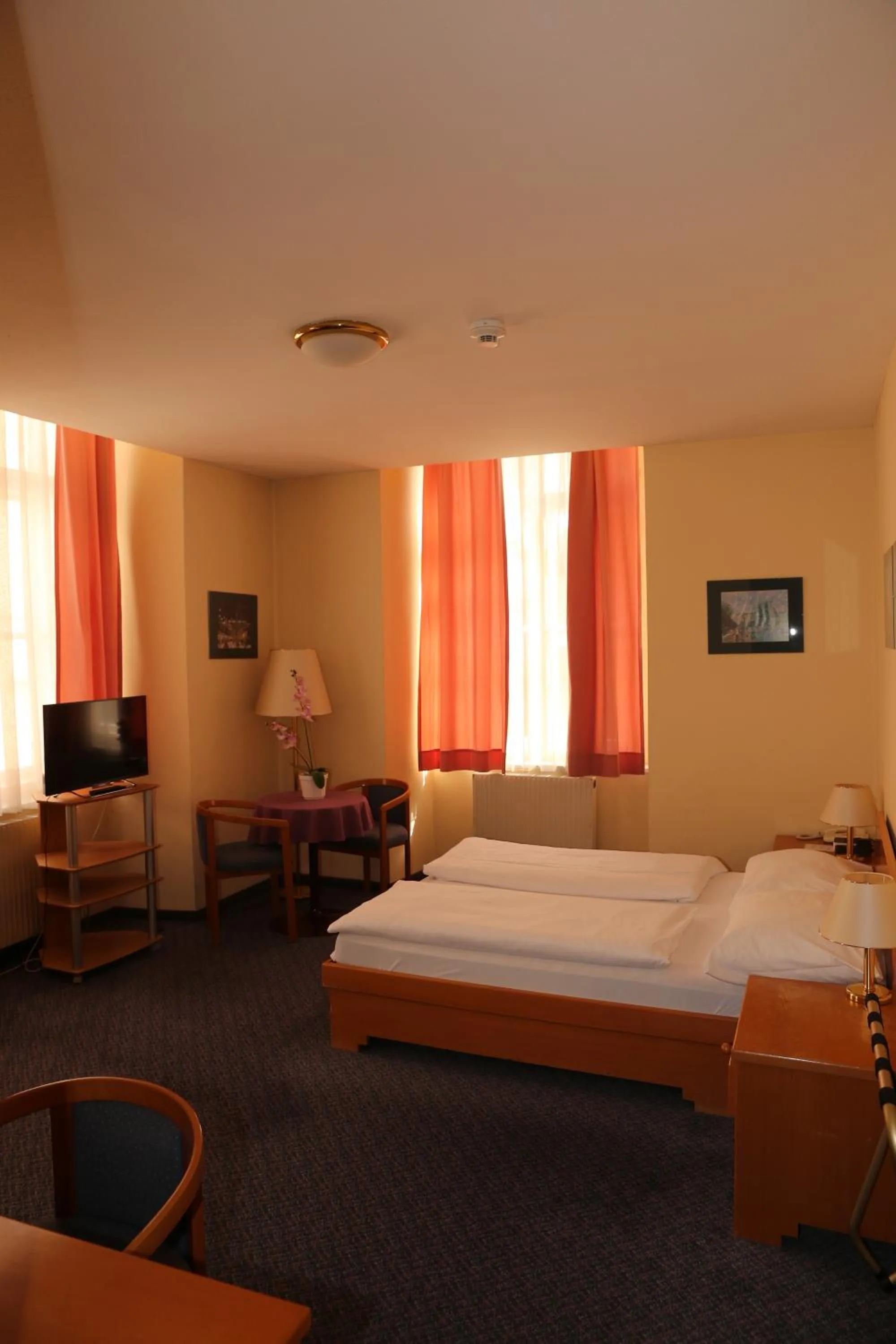 Photo of the whole room, Bed in Hotel Am Schottenpoint