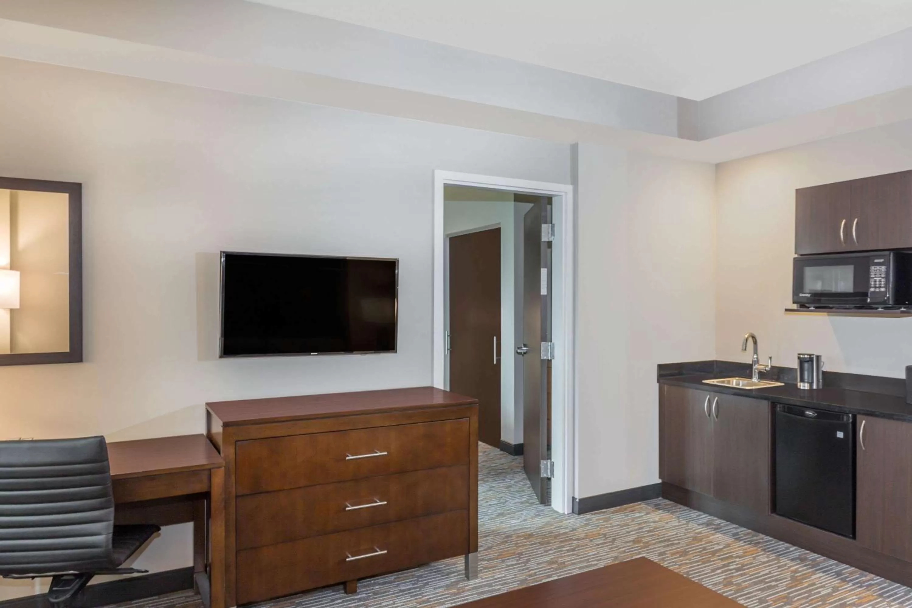 Kitchen or kitchenette in Wingate by Wyndham Miami Airport