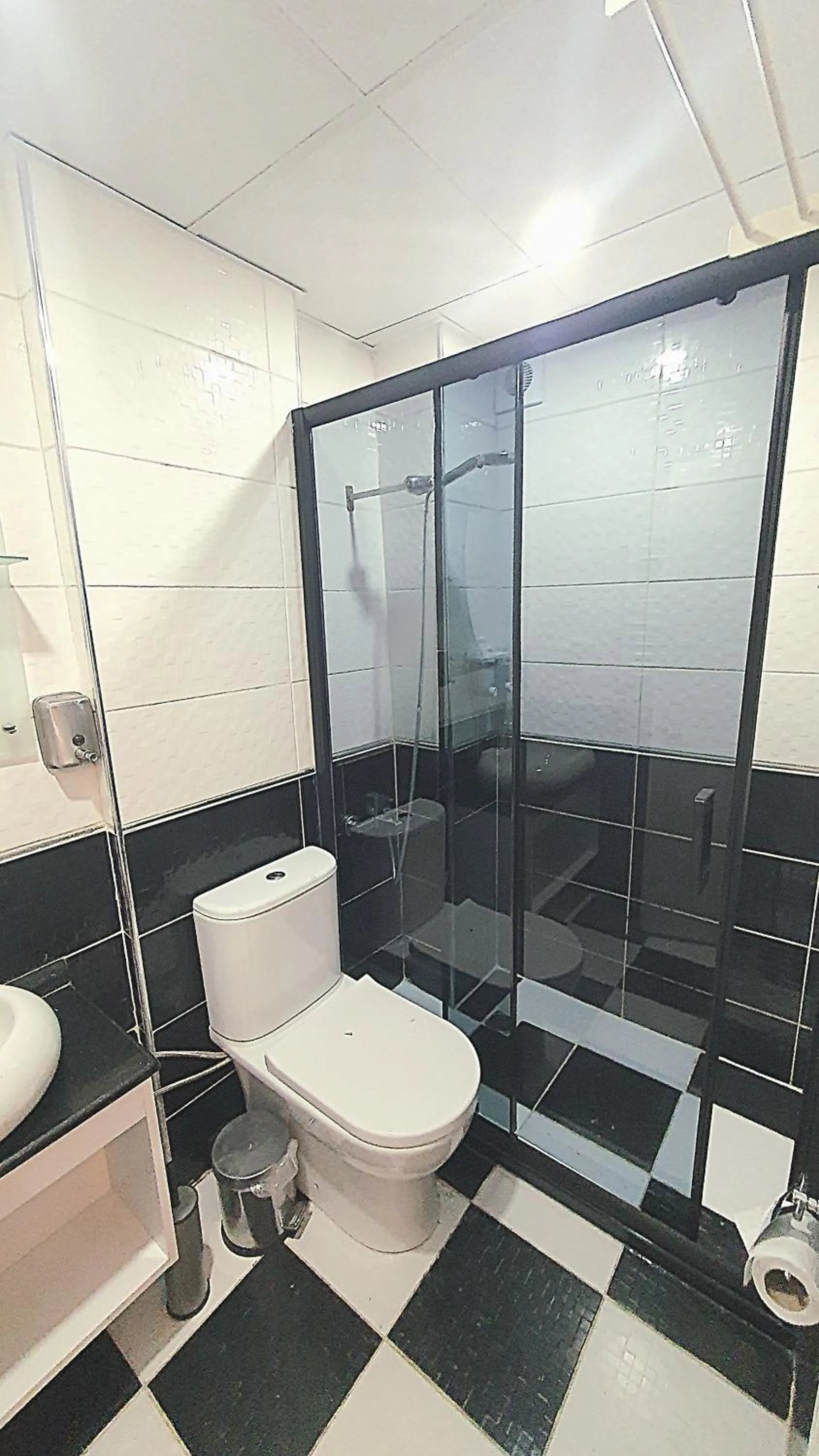 Shower in Lemon Residence