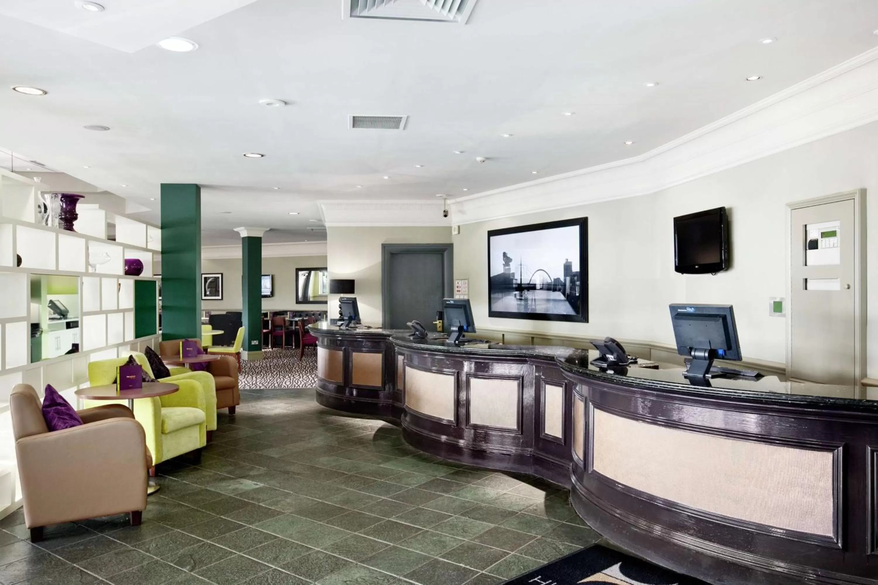 Lobby or reception in Doubletree By Hilton Glasgow Strathclyde