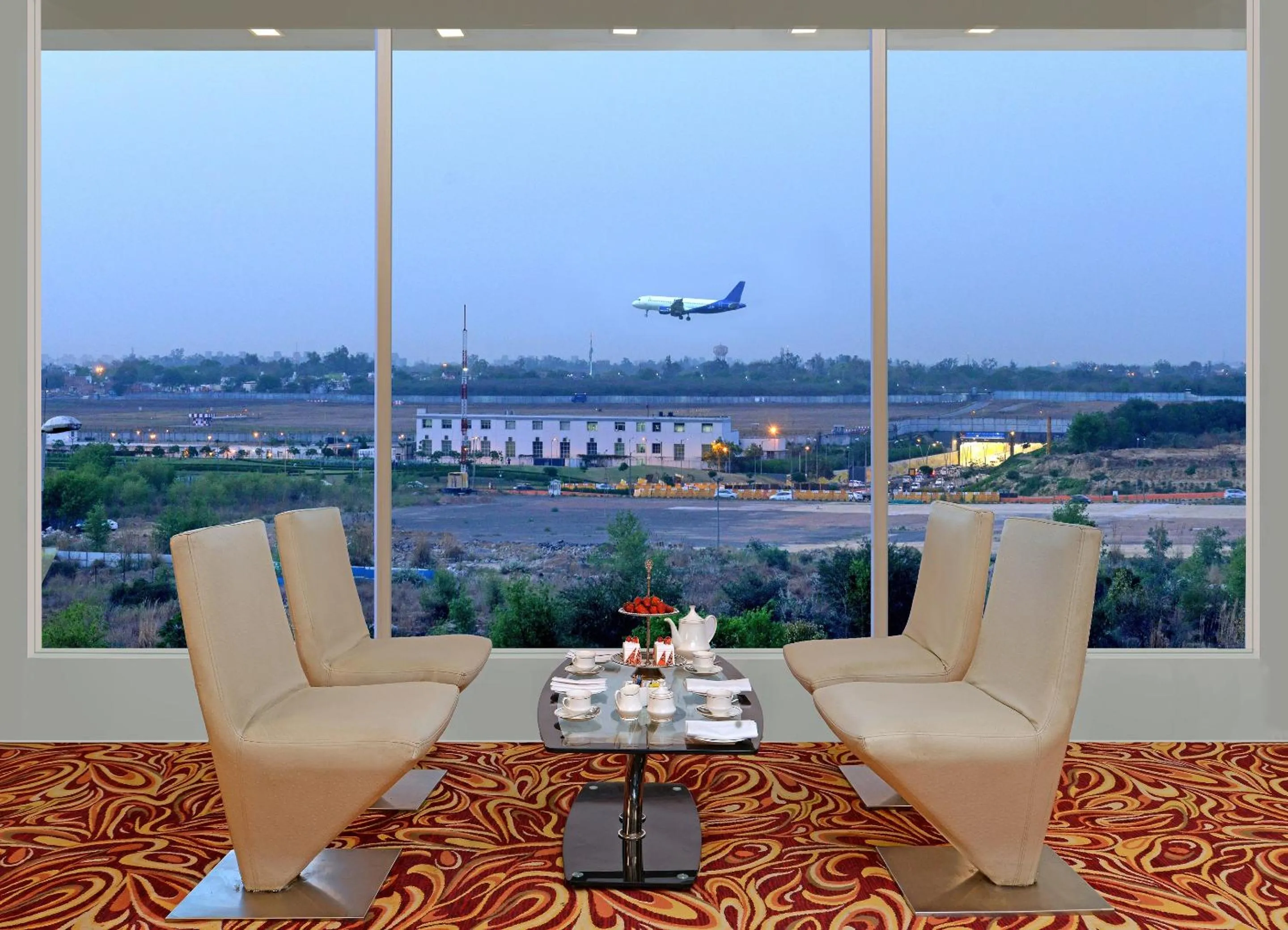 Restaurant/places to eat in Taurus Sarovar Portico