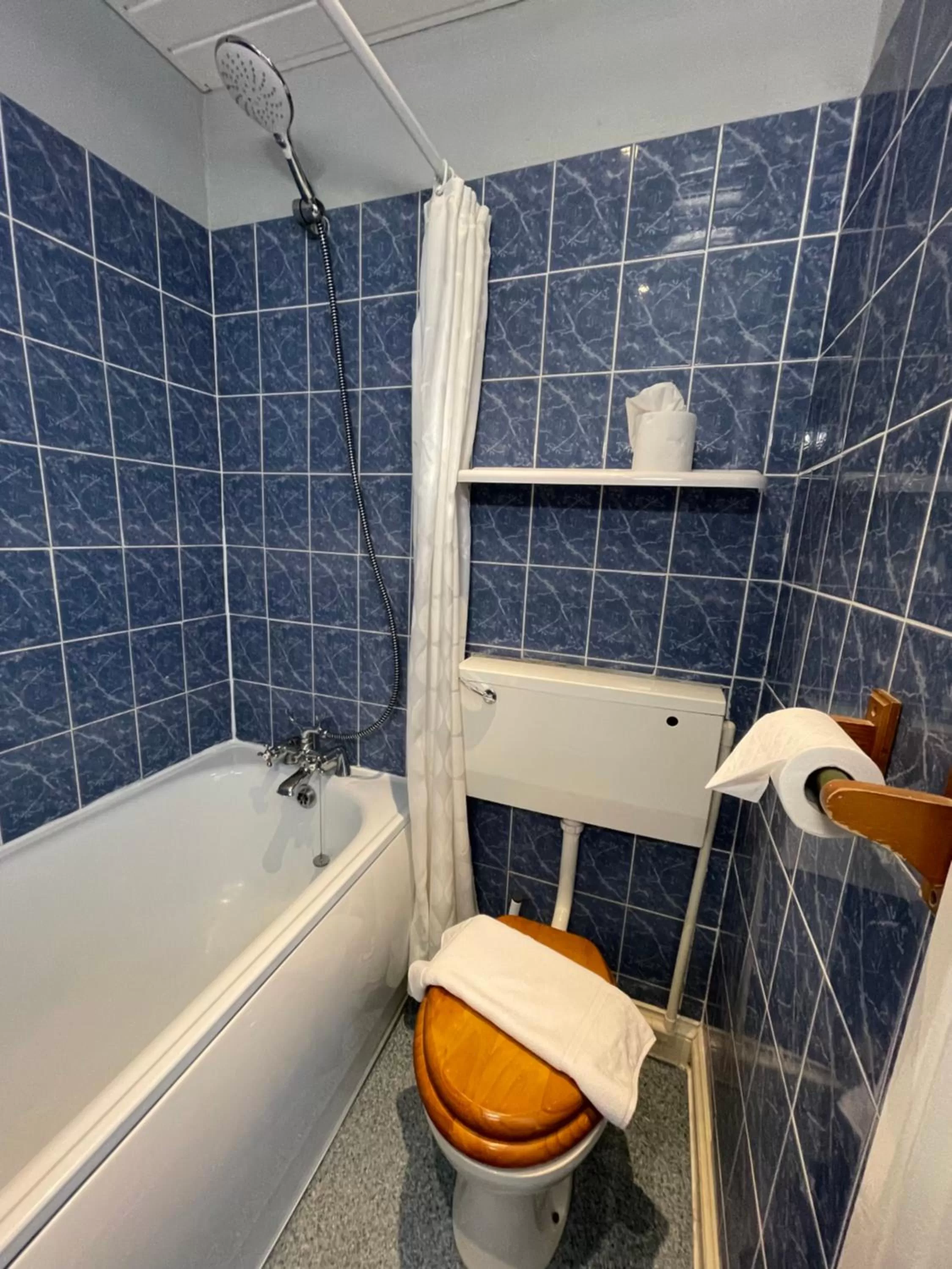 Shower, Bathroom in The Silver How