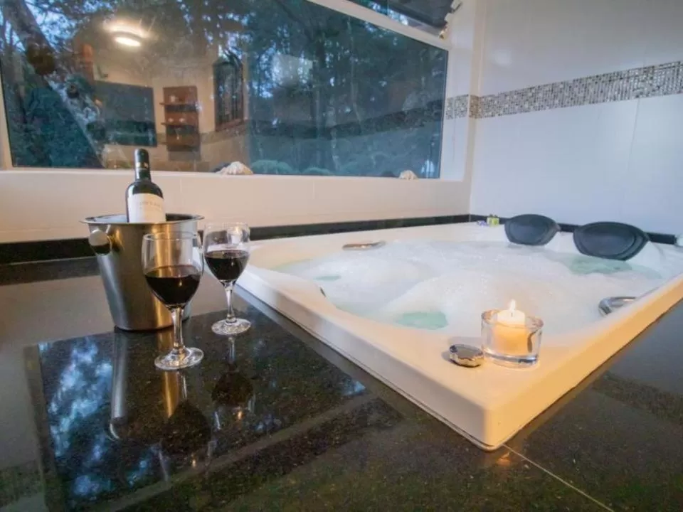 Hot Tub, Bathroom in Pousada Ricanto Amore Mio