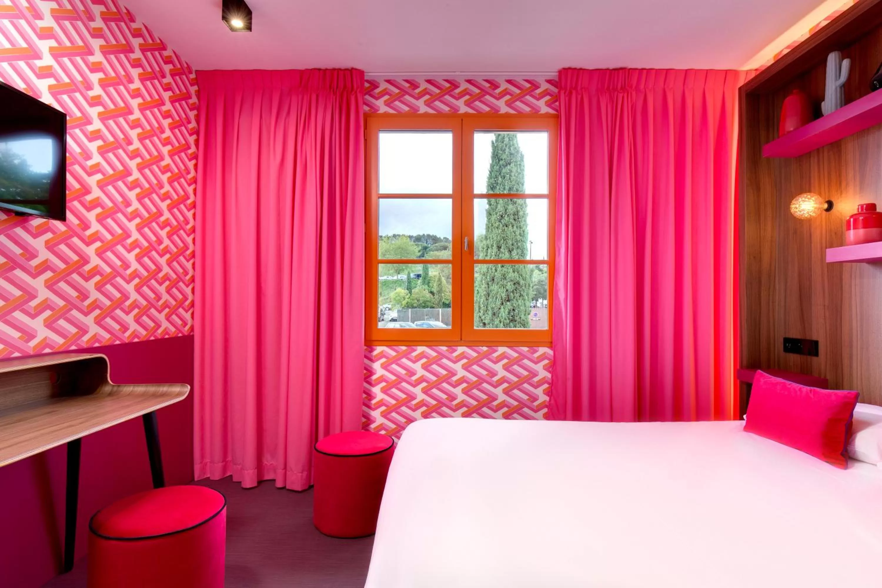 Photo of the whole room, Bed in Hôtel Montmorency & Spa