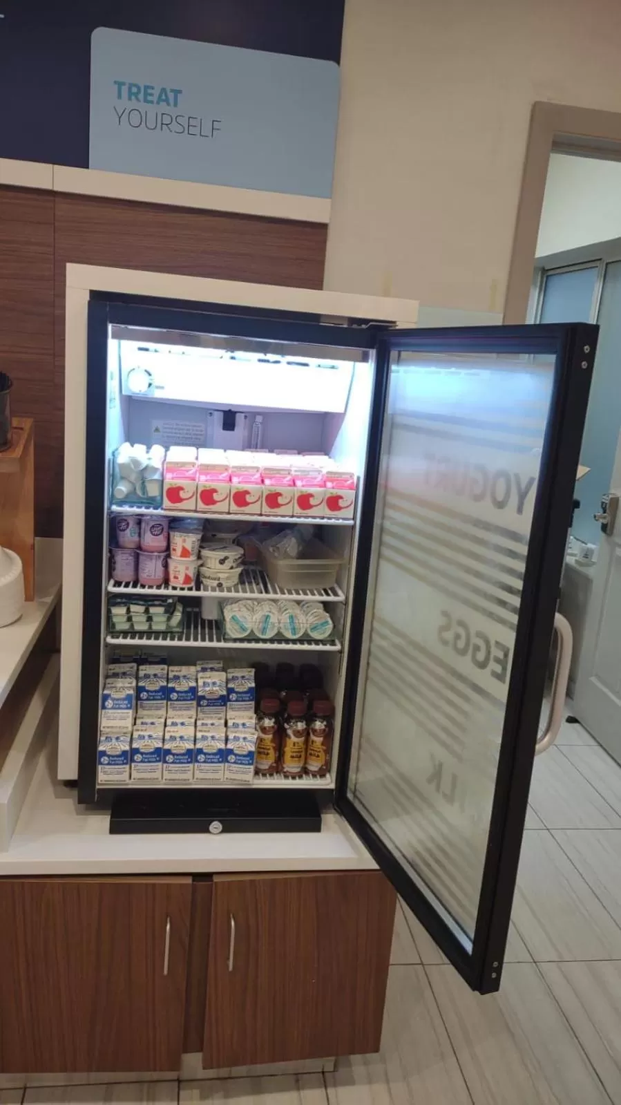 Food and drinks in Holiday Inn Express & Suites Chicago West - St Charles by IHG