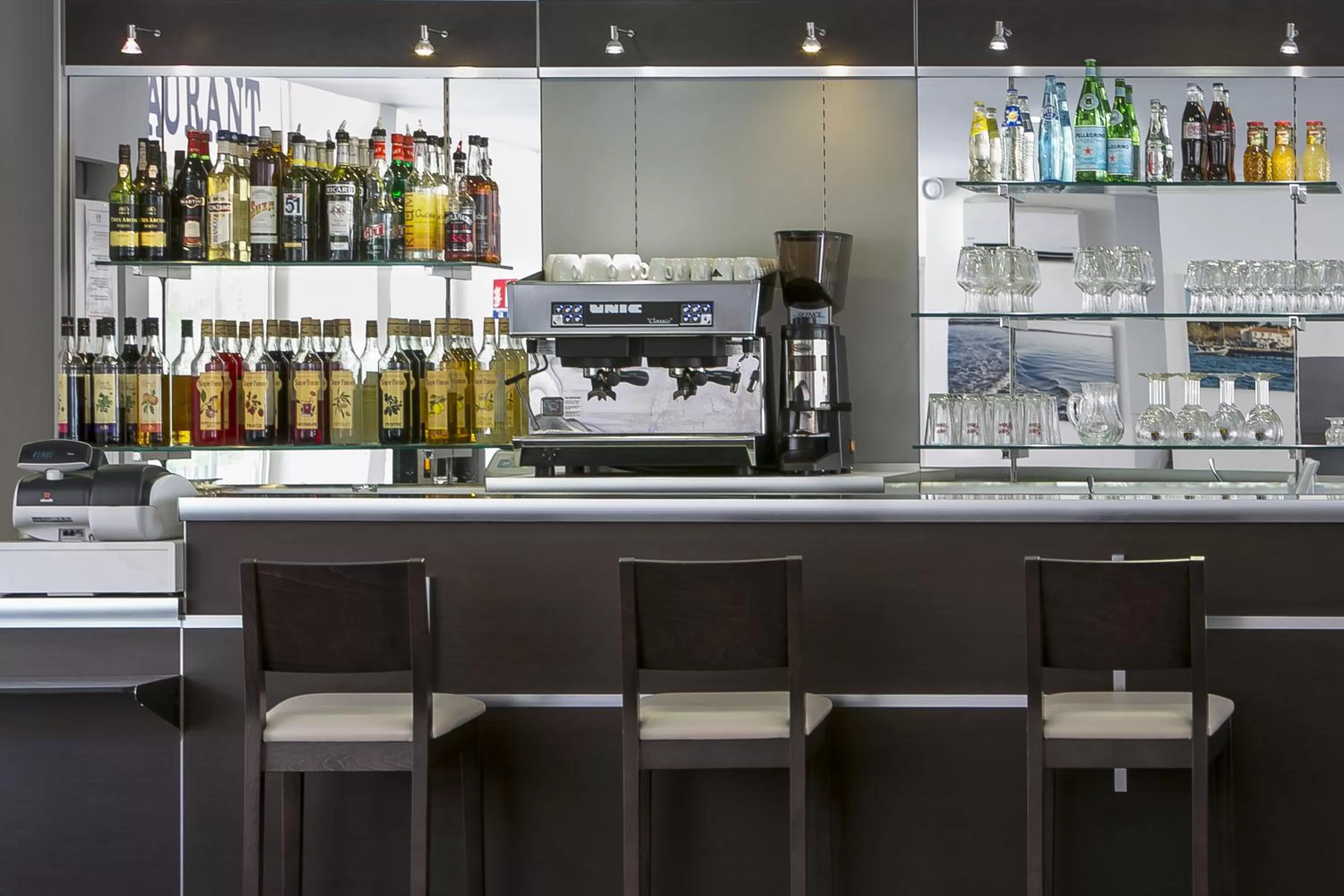 Lounge or bar in Best Western Hôtel des Thermes - Balaruc les Bains Sète