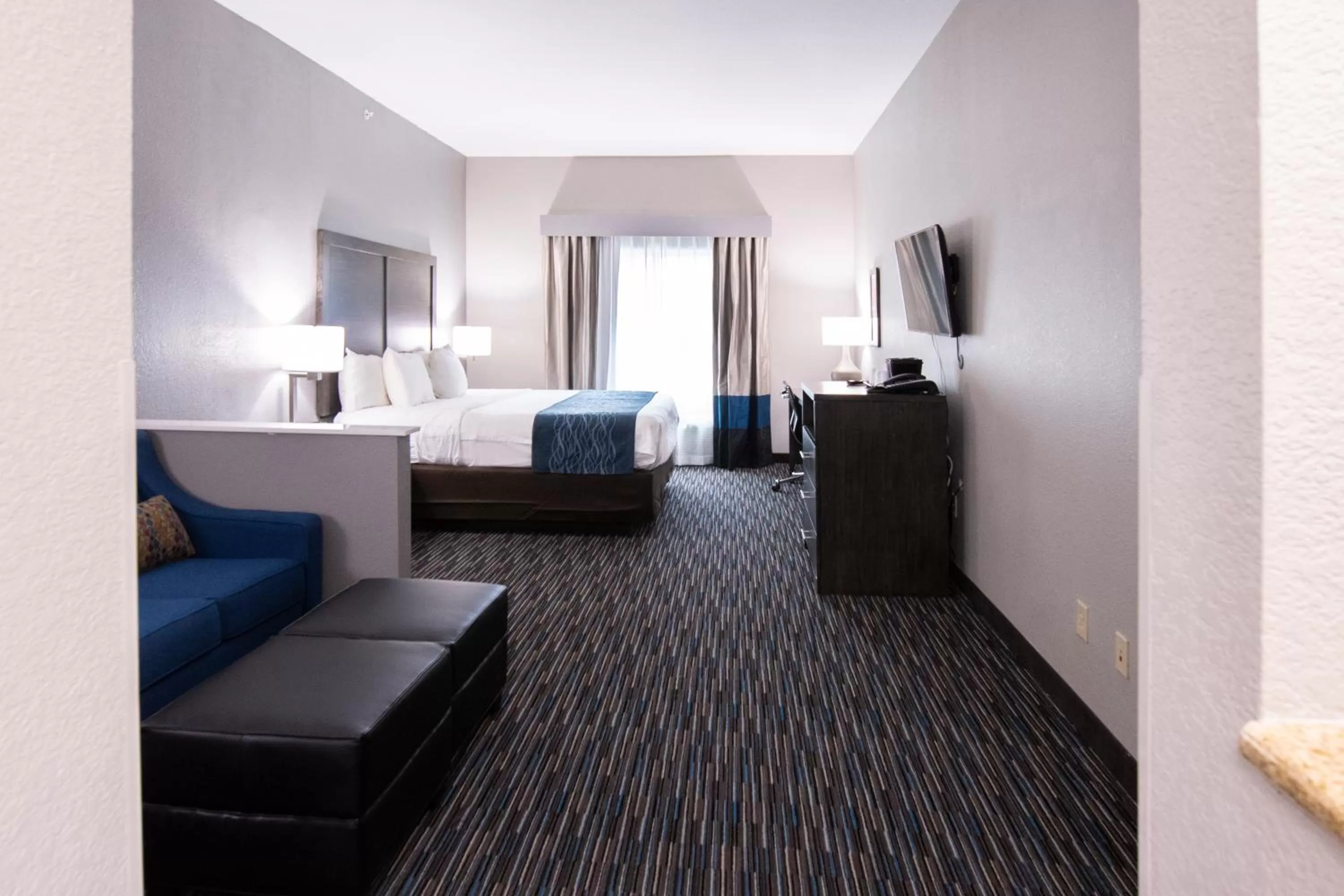 Photo of the whole room, Bed in Comfort Inn & Suites Near Medical Center